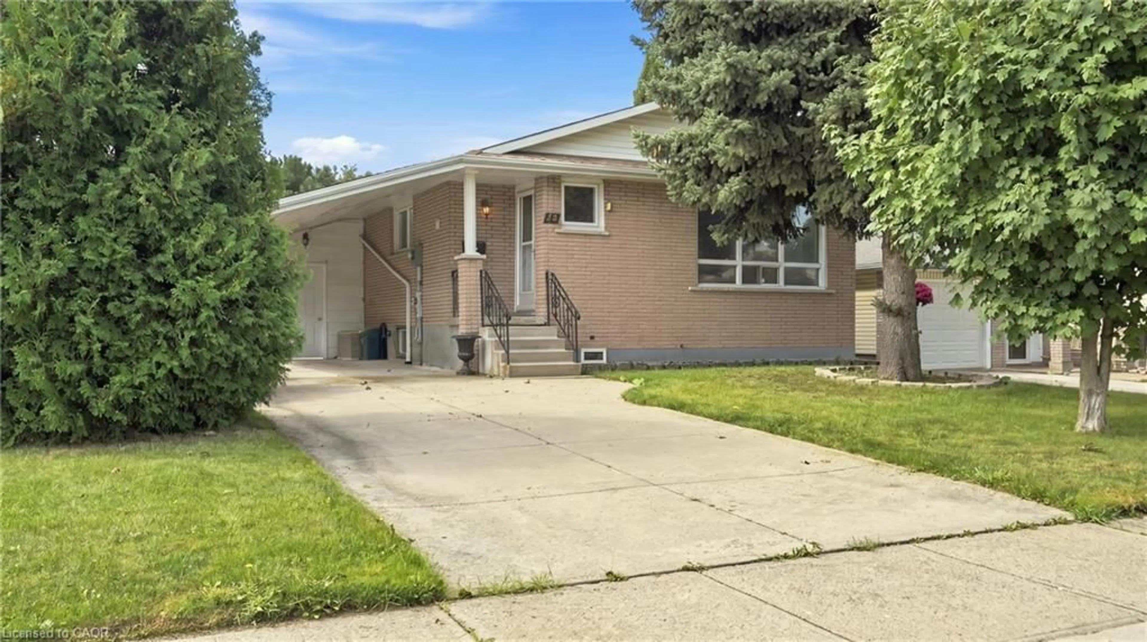 Home with vinyl exterior material, street for 18 Glen Castle Dr, Stoney Creek Ontario L8G 2Z4