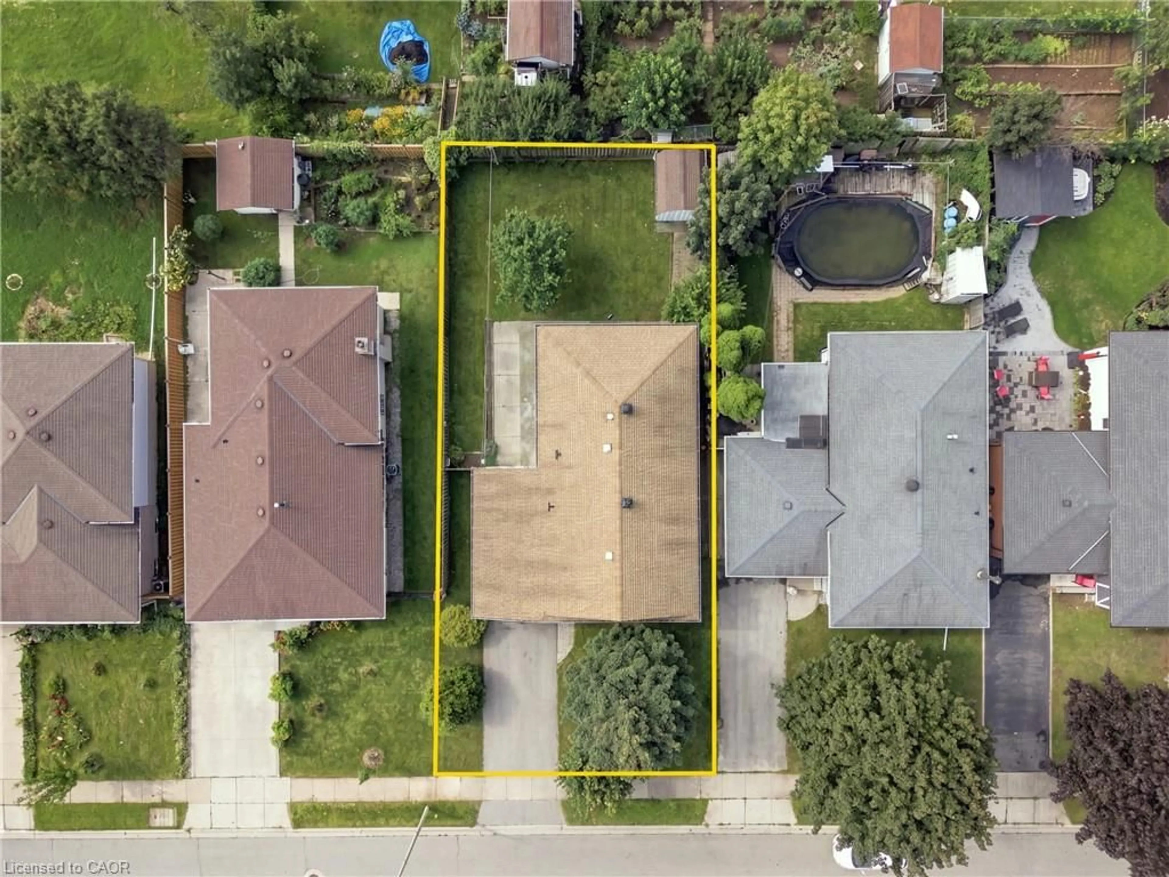 A pic from outside/outdoor area/front of a property/back of a property/a pic from drone, street for 18 Glen Castle Dr, Stoney Creek Ontario L8G 2Z4