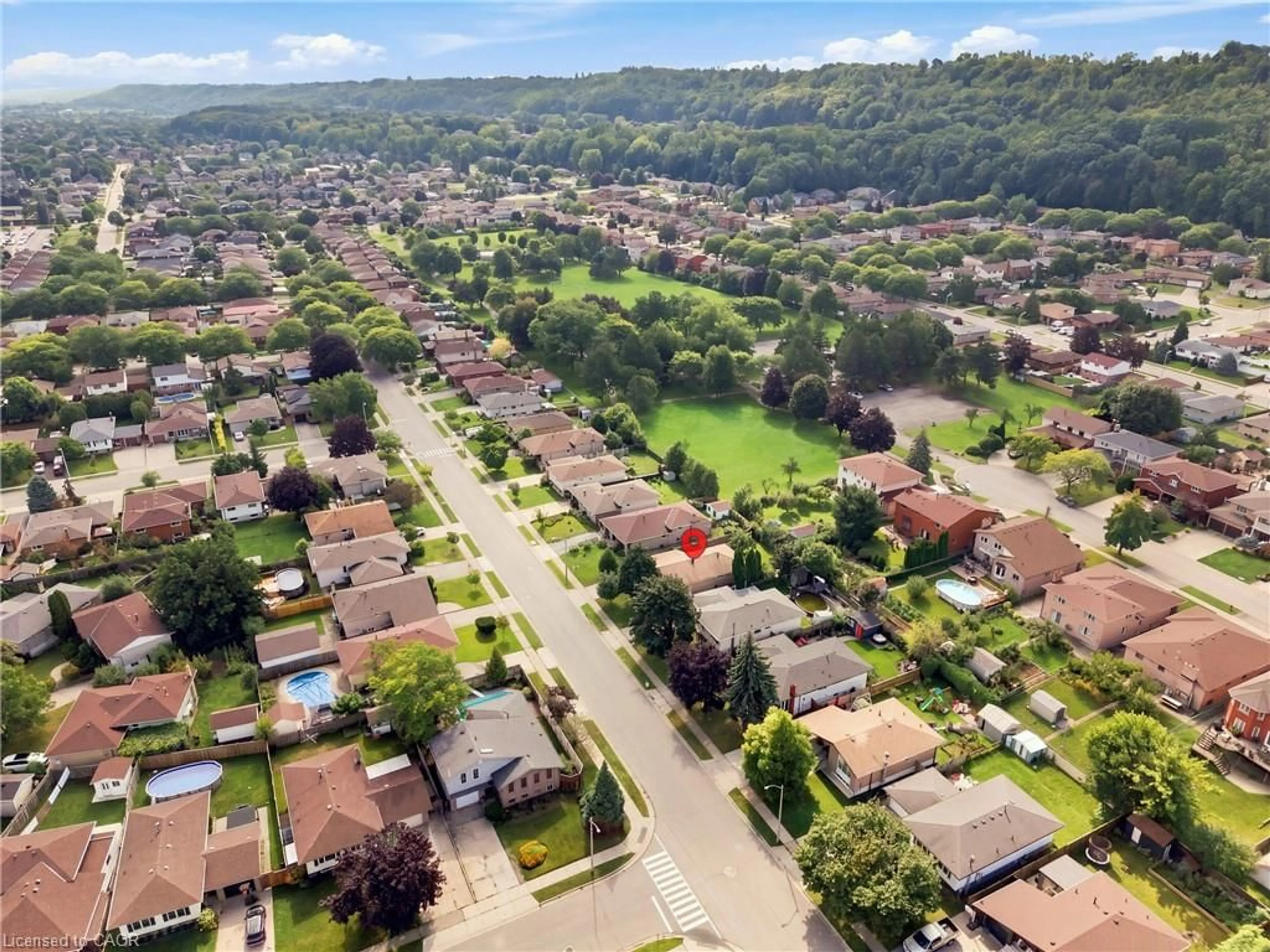 A pic from outside/outdoor area/front of a property/back of a property/a pic from drone, street for 18 Glen Castle Dr, Stoney Creek Ontario L8G 2Z4
