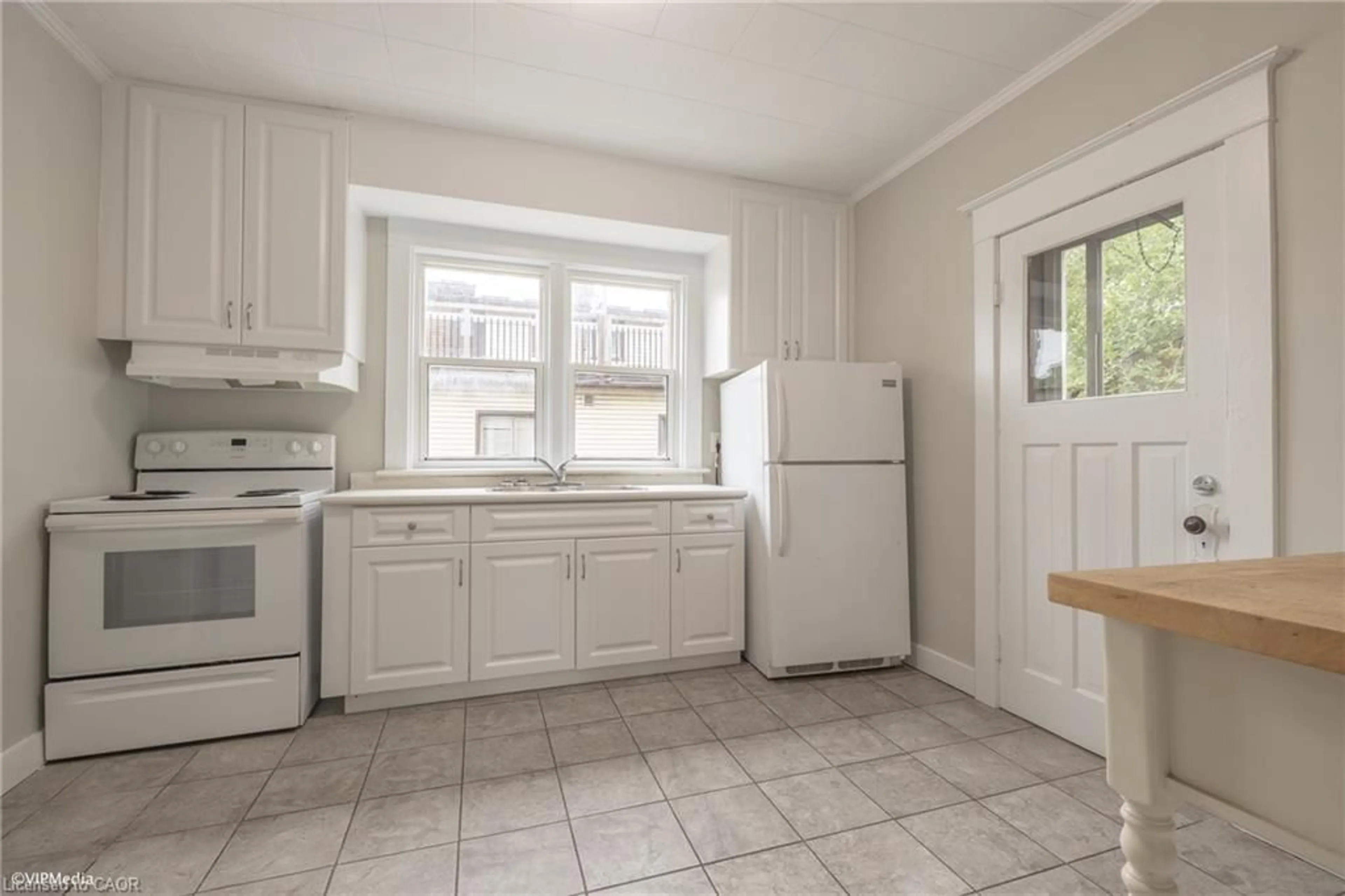 Standard kitchen, ceramic/tile floor for 175 Regina St, Waterloo Ontario N2J 3B4