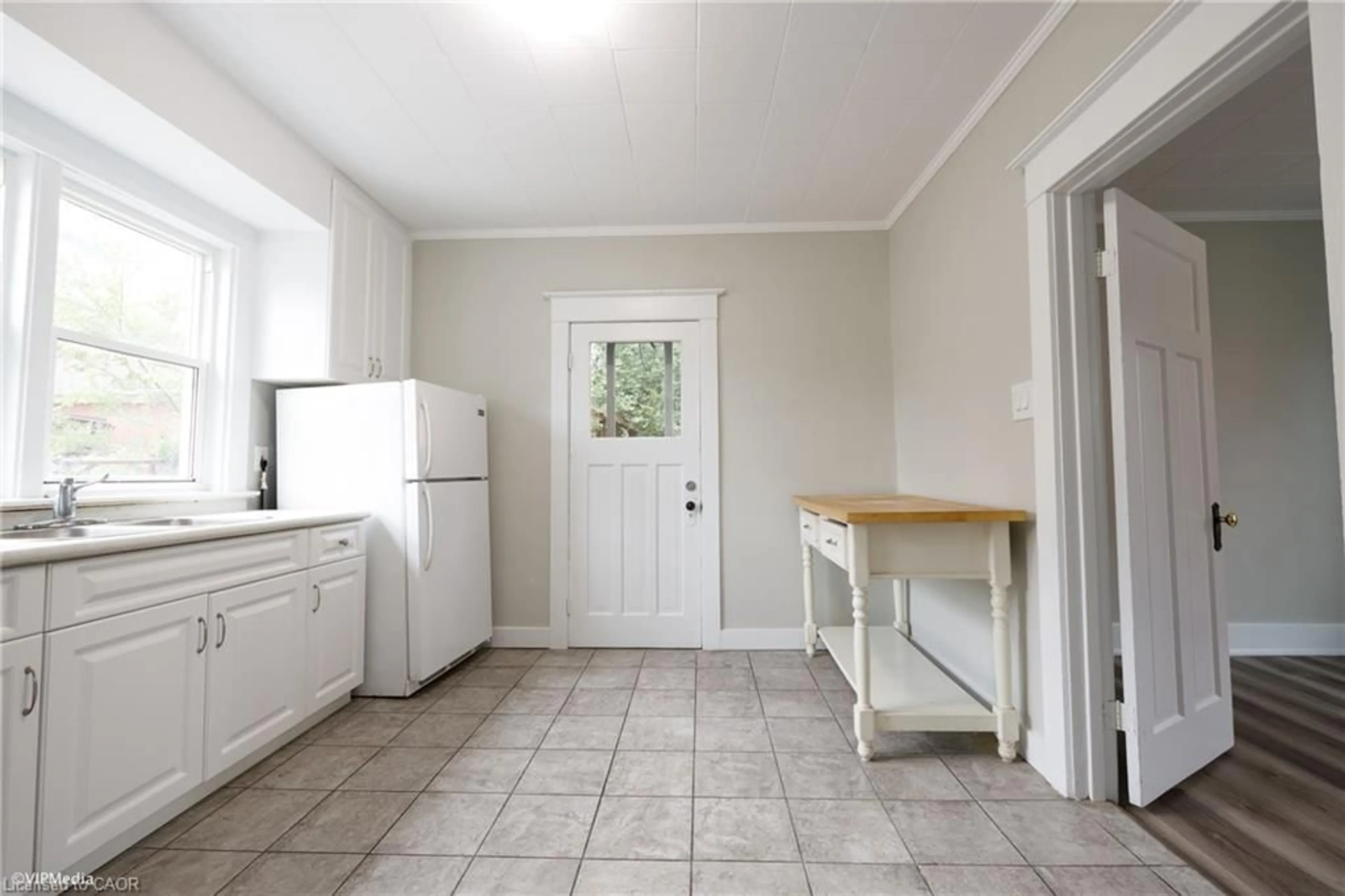 Standard kitchen, ceramic/tile floor for 175 Regina St, Waterloo Ontario N2J 3B4