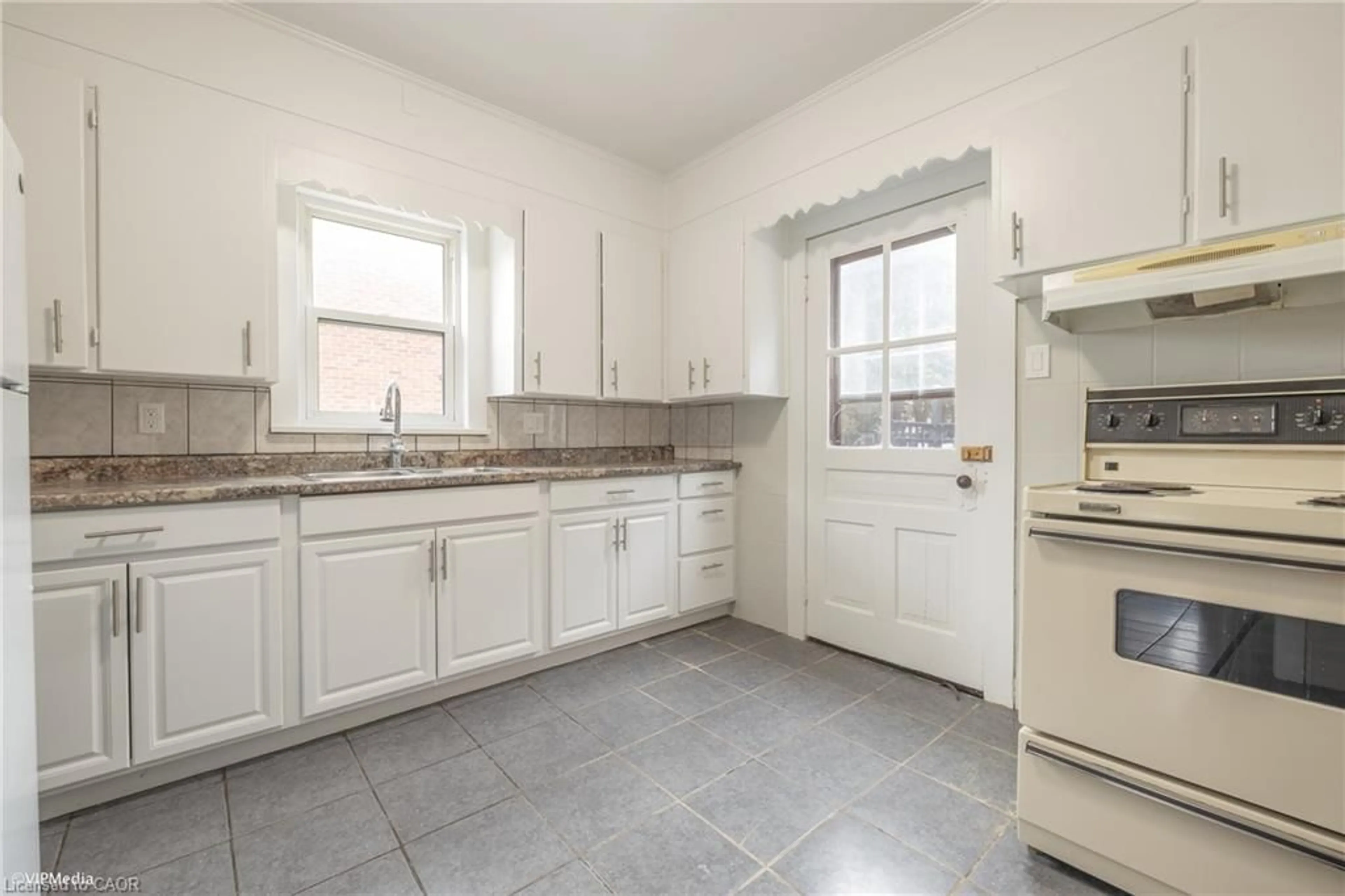 Standard kitchen, ceramic/tile floor for 177 Regina St, Waterloo Ontario N2J 3B4