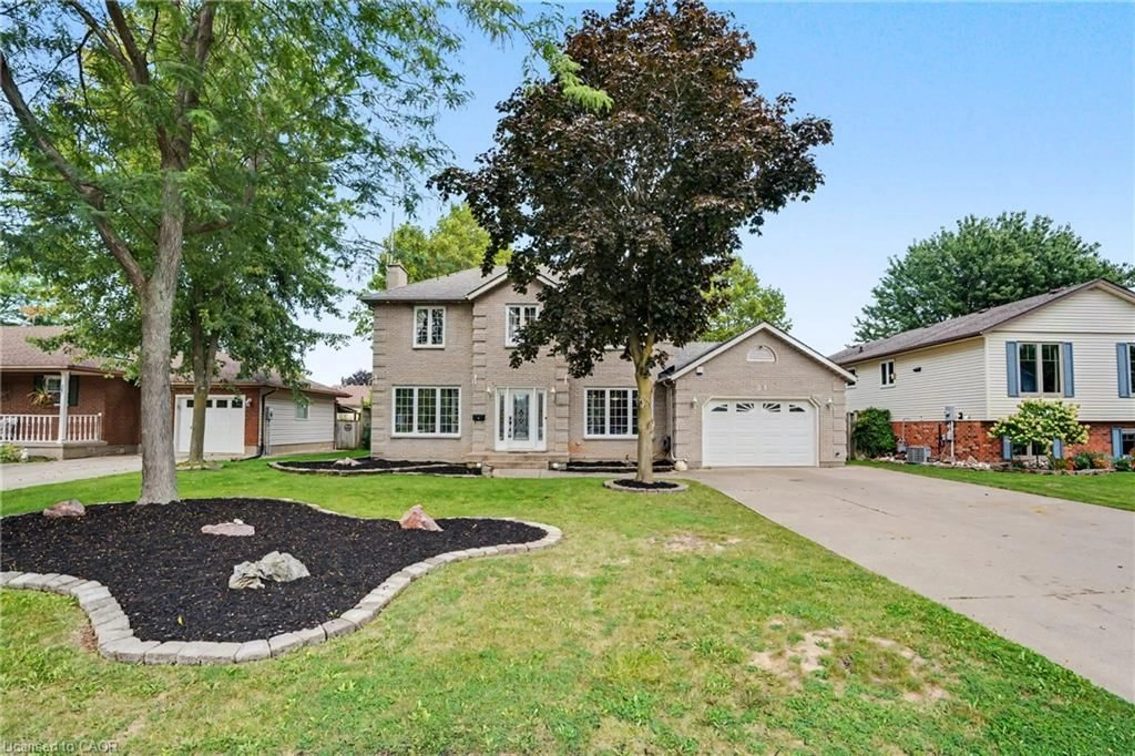 Home with vinyl exterior material, street for 21 Farewell Cres, Smithville Ontario L0R 2A0