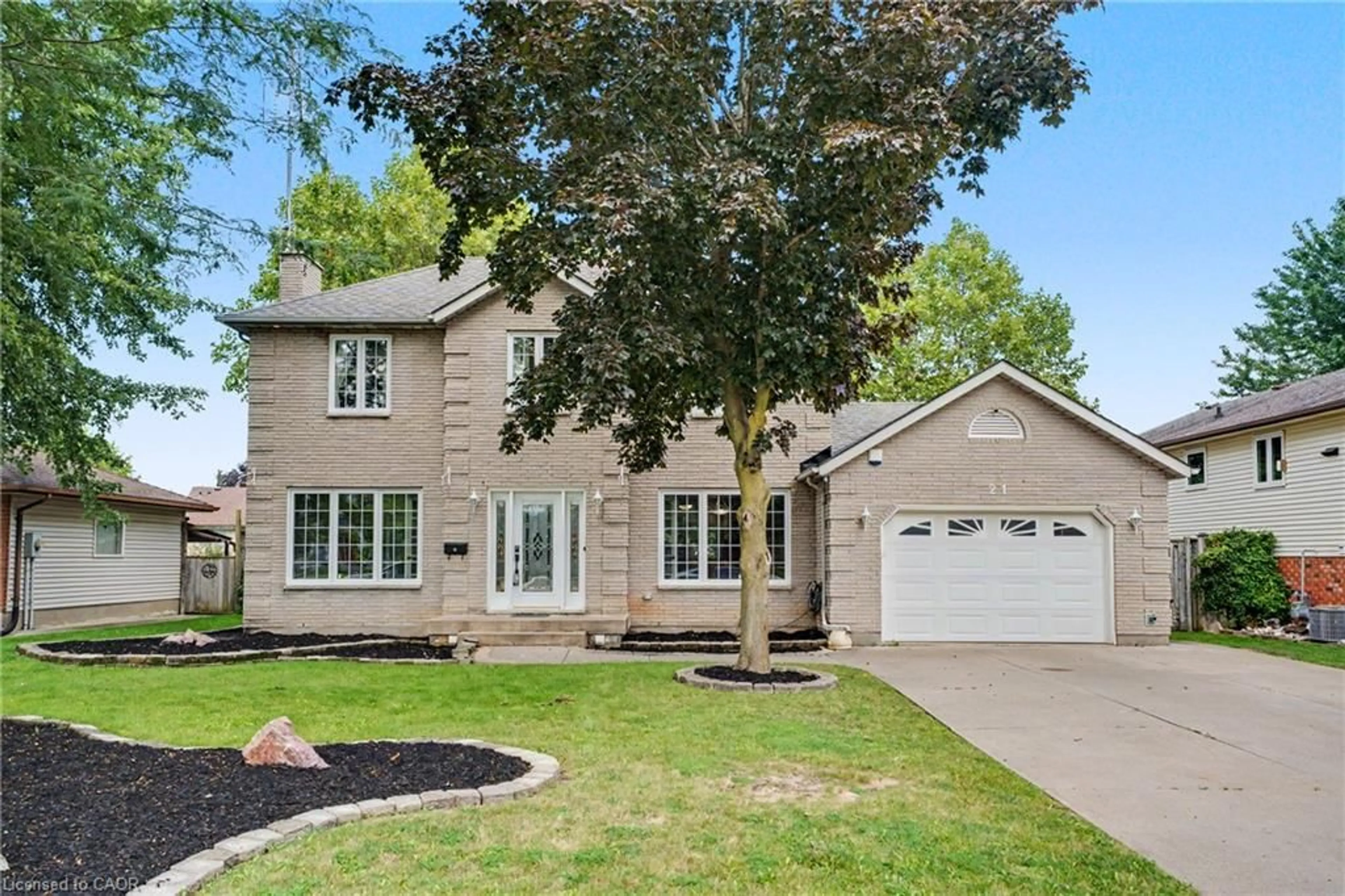 Home with vinyl exterior material, street for 21 Farewell Cres, Smithville Ontario L0R 2A0