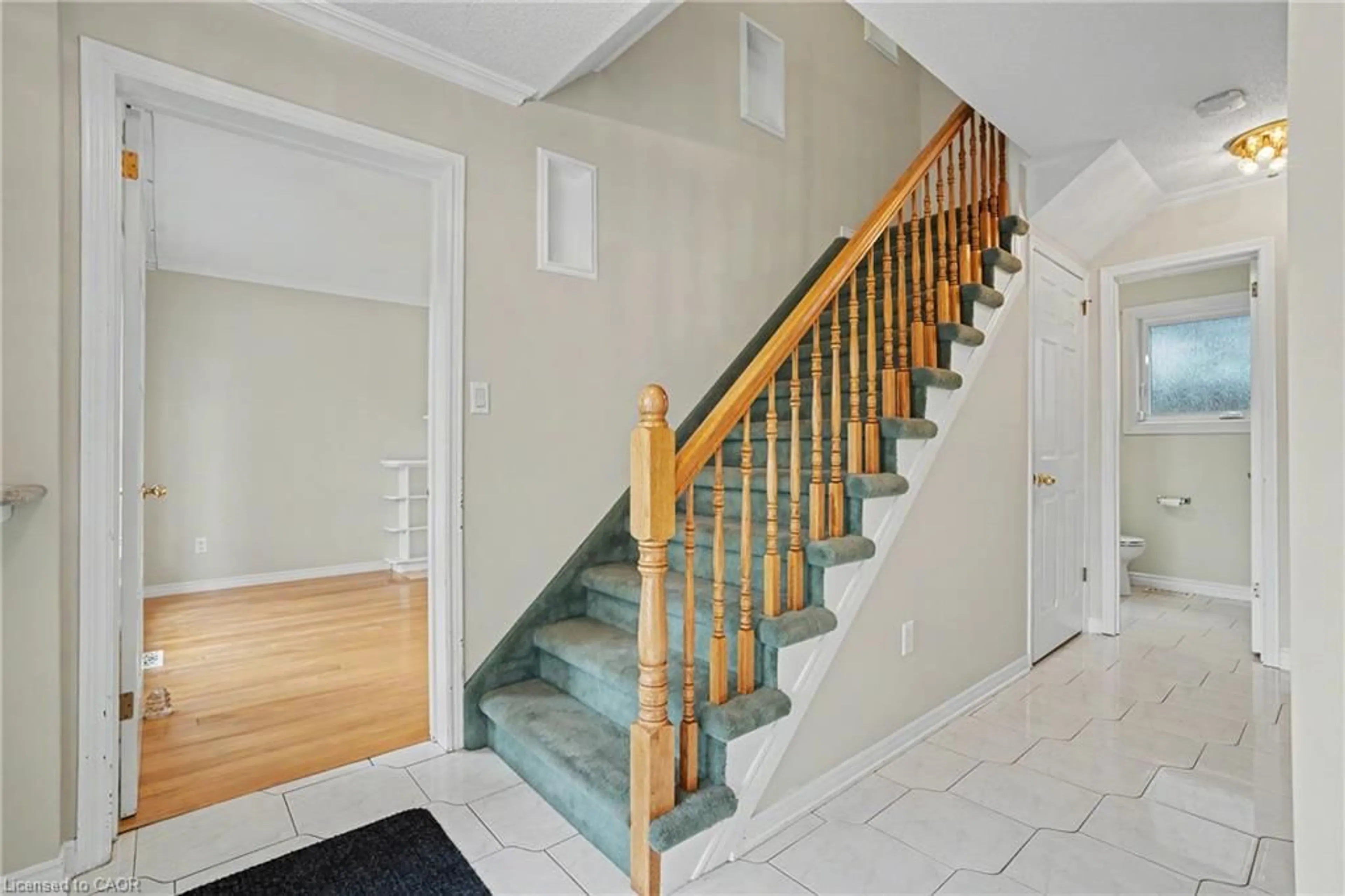 Stairs for 21 Farewell Cres, Smithville Ontario L0R 2A0