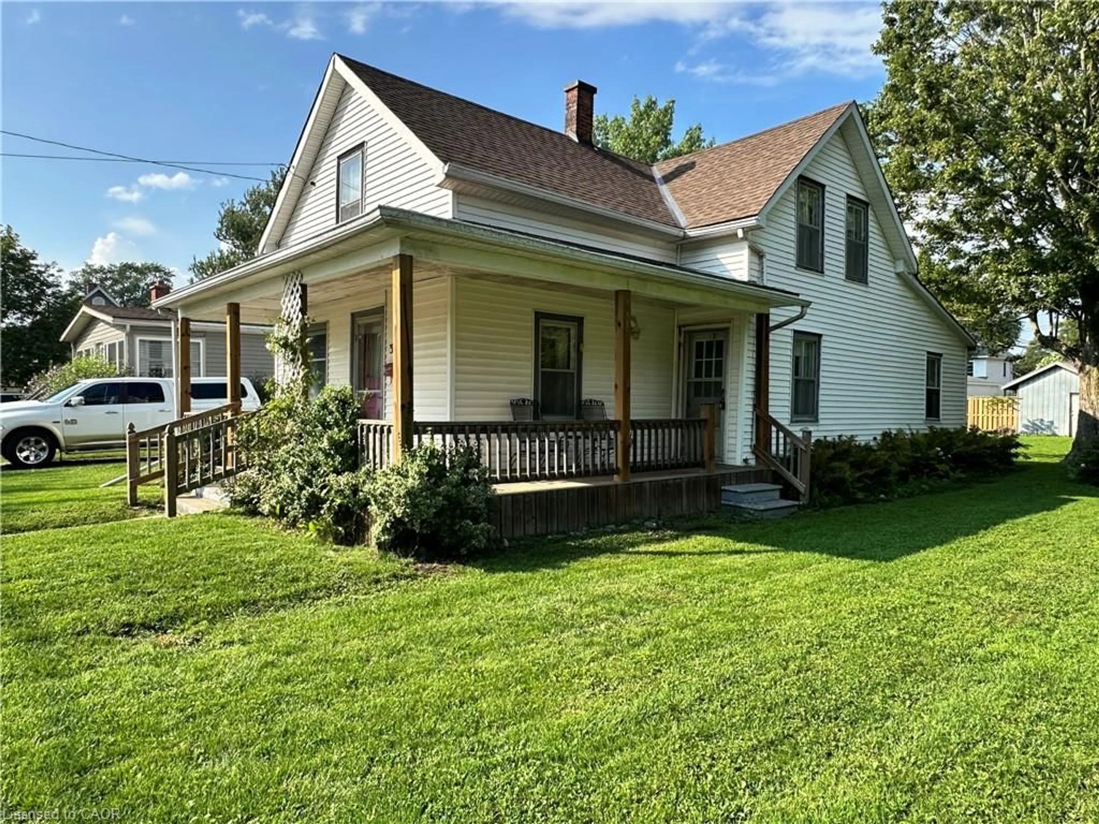 A pic from outside/outdoor area/front of a property/back of a property/a pic from drone, street for 305 North Cayuga St, Dunnville Ontario N1A 1P4