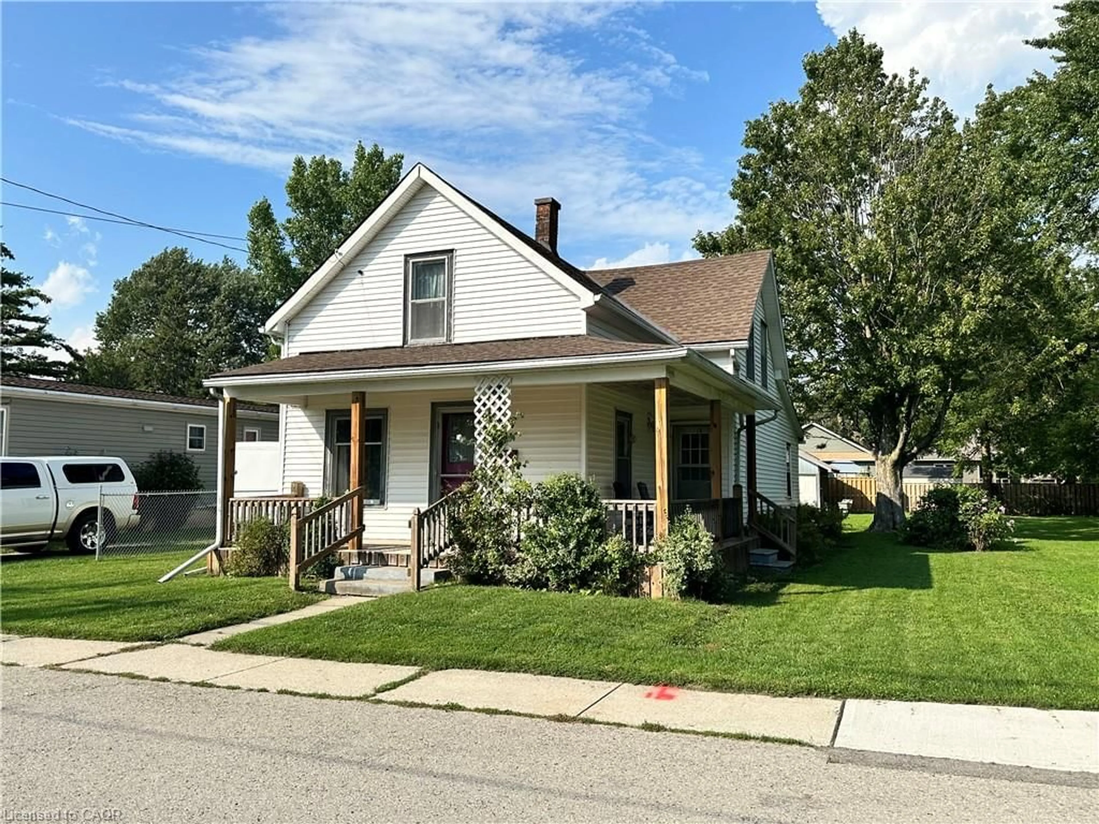 Home with vinyl exterior material, street for 305 North Cayuga St, Dunnville Ontario N1A 1P4