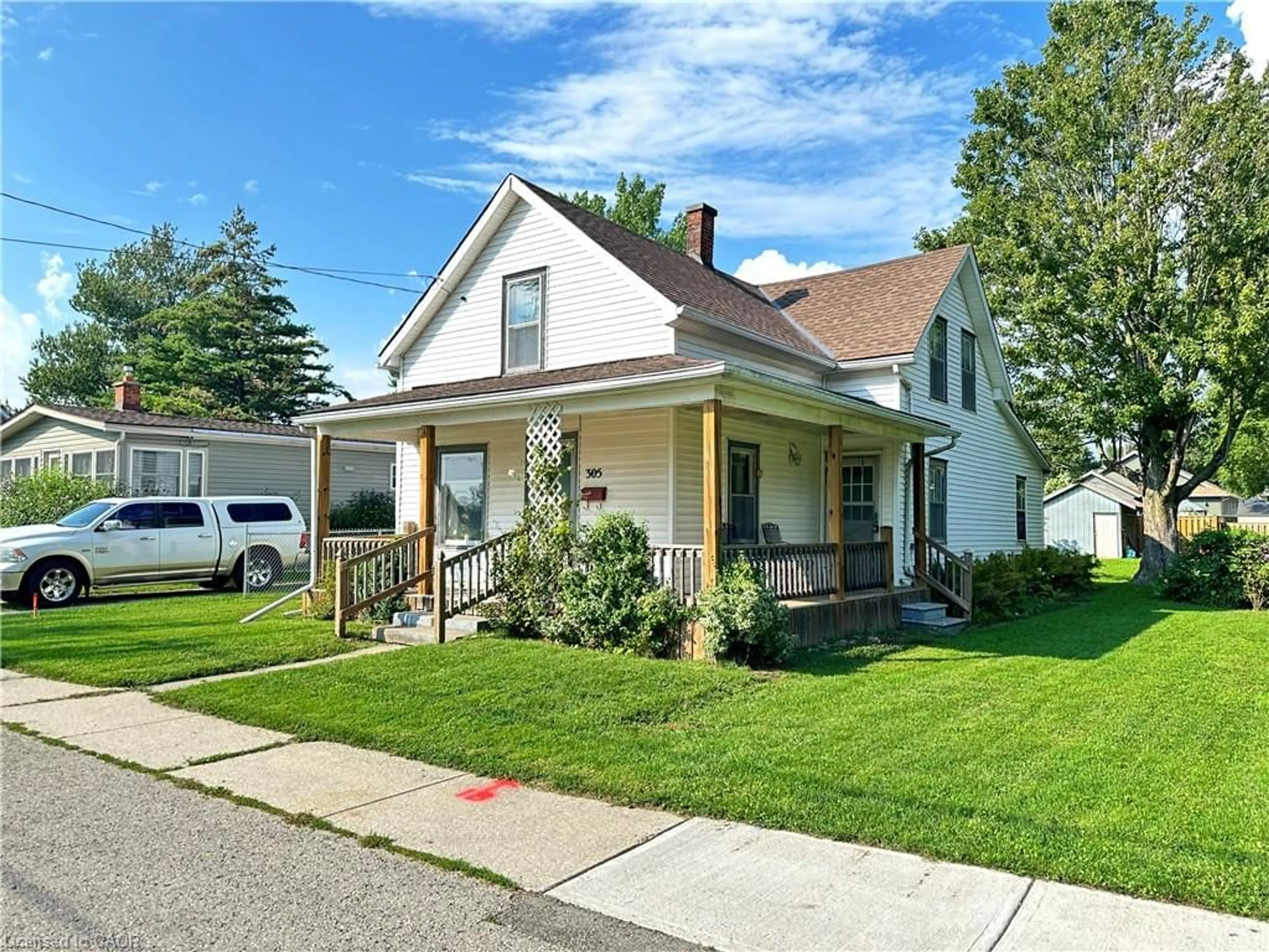 Home with vinyl exterior material, street for 305 North Cayuga St, Dunnville Ontario N1A 1P4