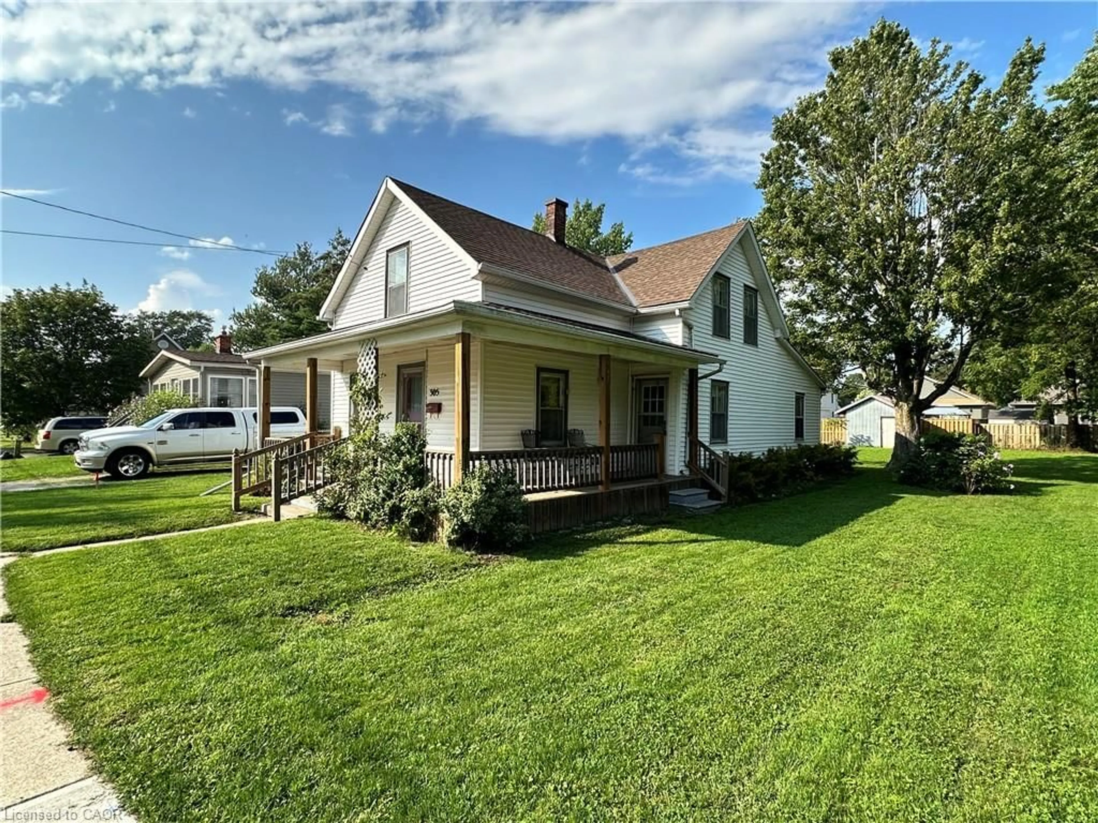 A pic from outside/outdoor area/front of a property/back of a property/a pic from drone, street for 305 North Cayuga St, Dunnville Ontario N1A 1P4