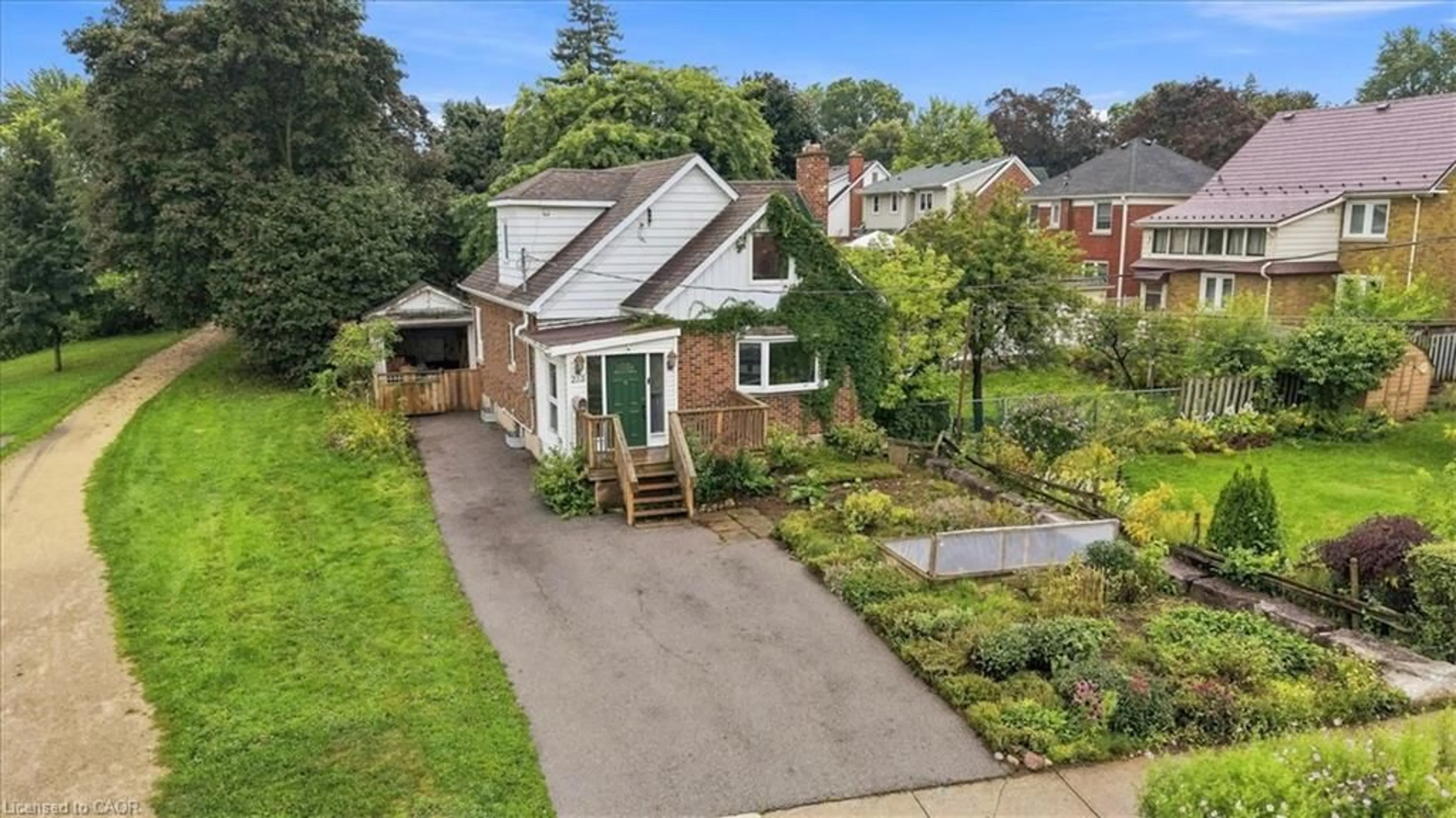A pic from outside/outdoor area/front of a property/back of a property/a pic from drone, street for 233 Mansion St, Kitchener Ontario N2H 2K5