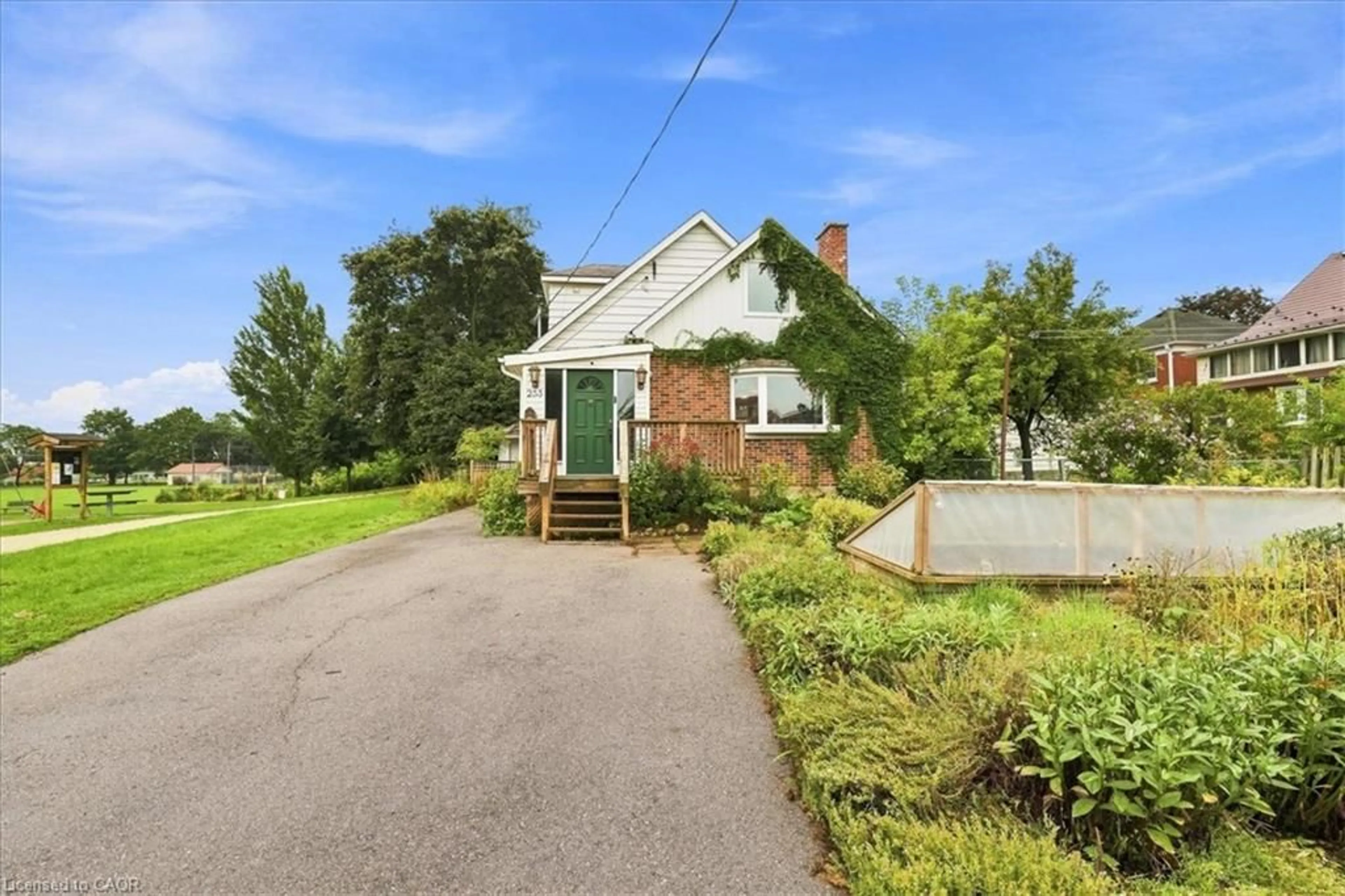 A pic from outside/outdoor area/front of a property/back of a property/a pic from drone, street for 233 Mansion St, Kitchener Ontario N2H 2K5
