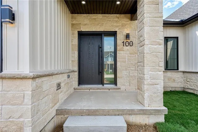 100 Clayton St, Mitchell 2