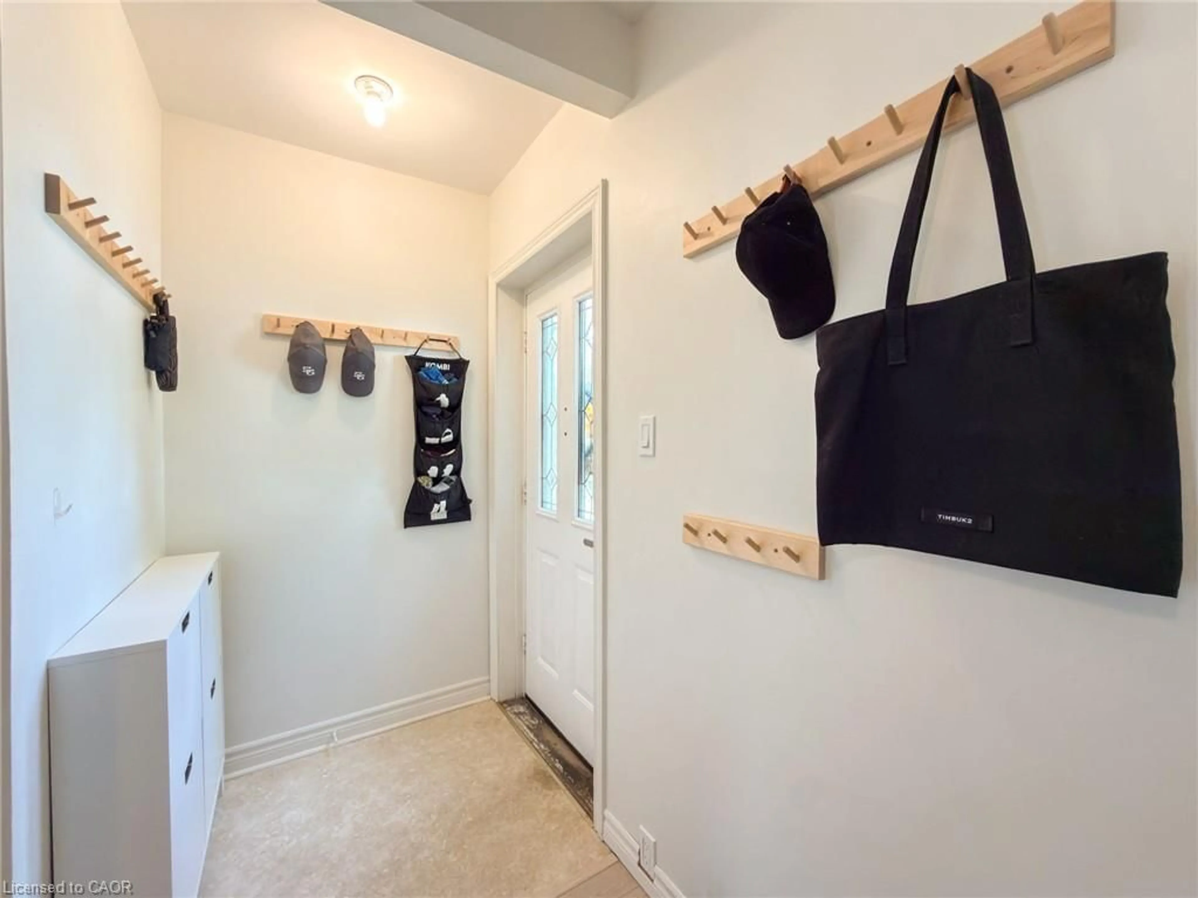 Indoor entryway for 86 Green St, Waterford Ontario N0E 1Y0