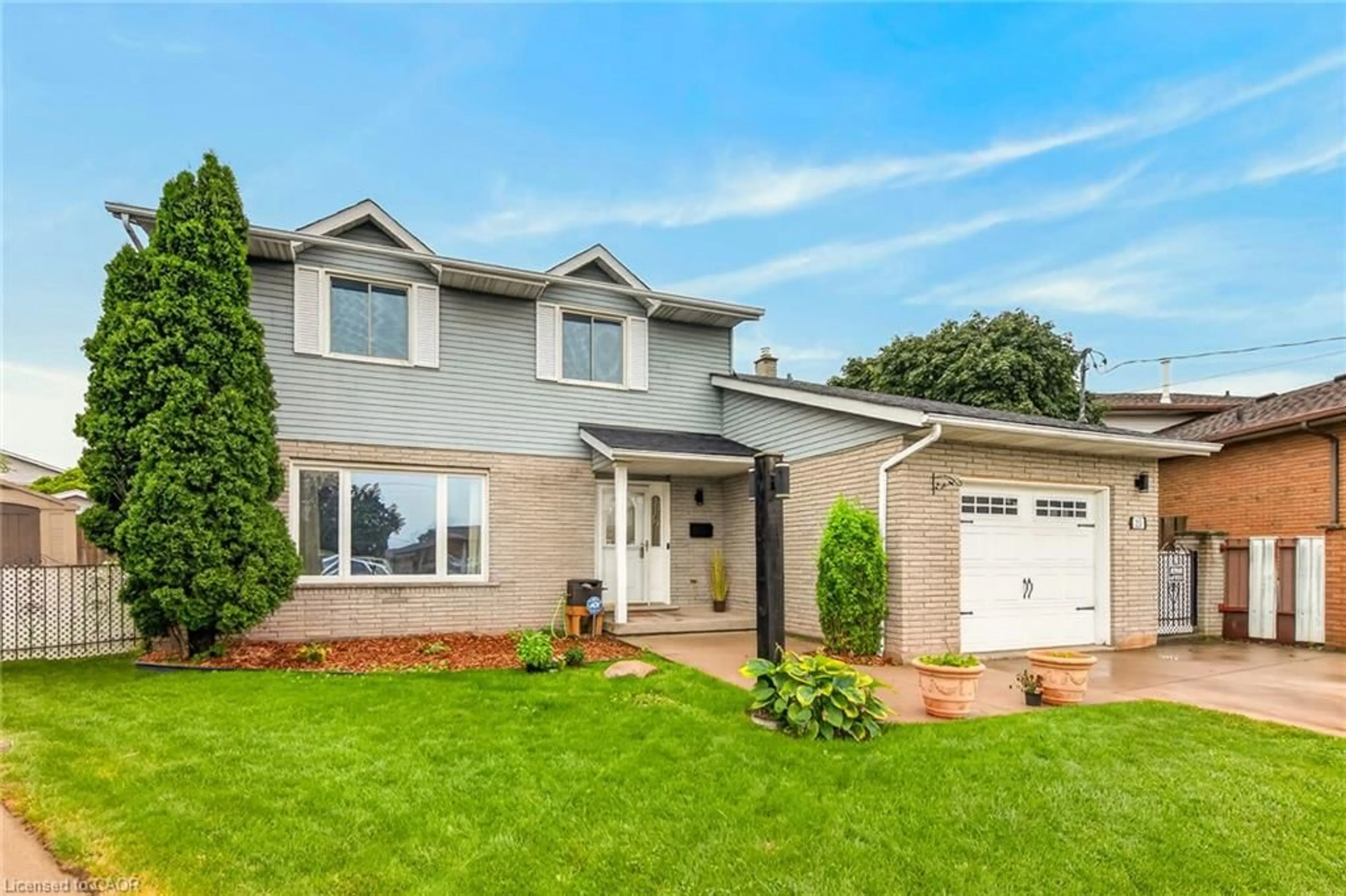 Home with vinyl exterior material, street for 253 Highridge Ave, Hamilton Ontario L8E 3P6