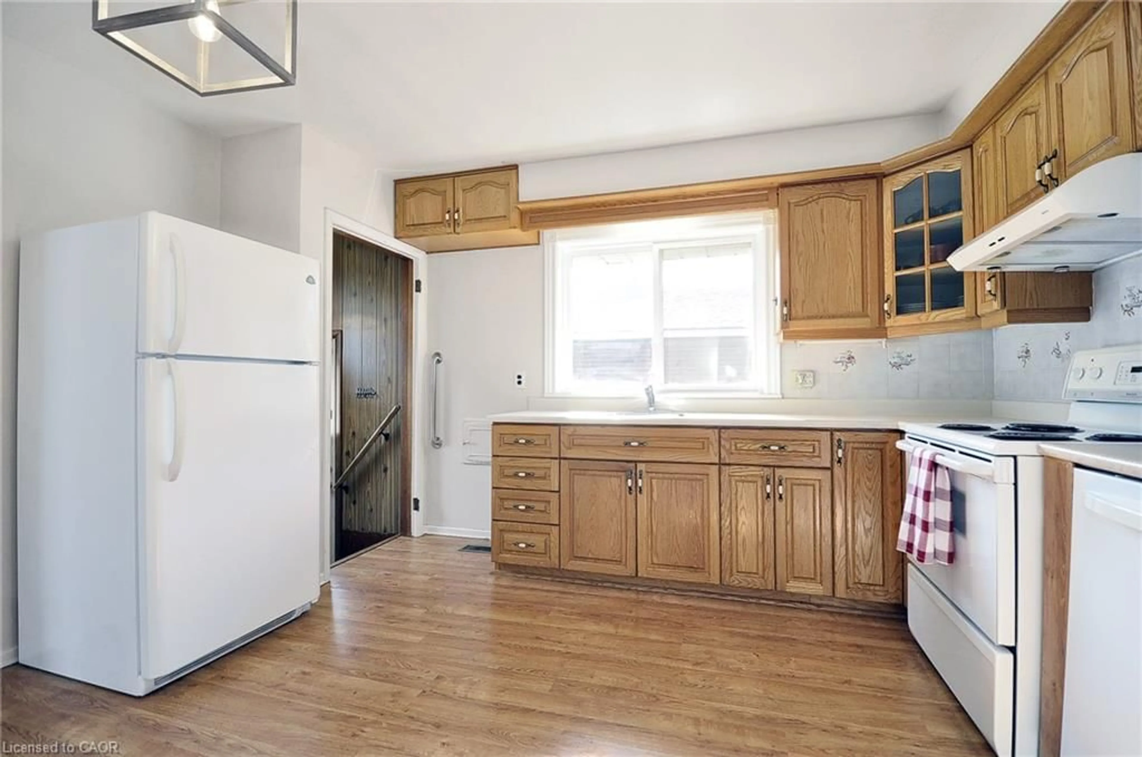Standard kitchen, wood/laminate floor for 16 Broadview Ave, Cambridge Ontario N1R 3V7