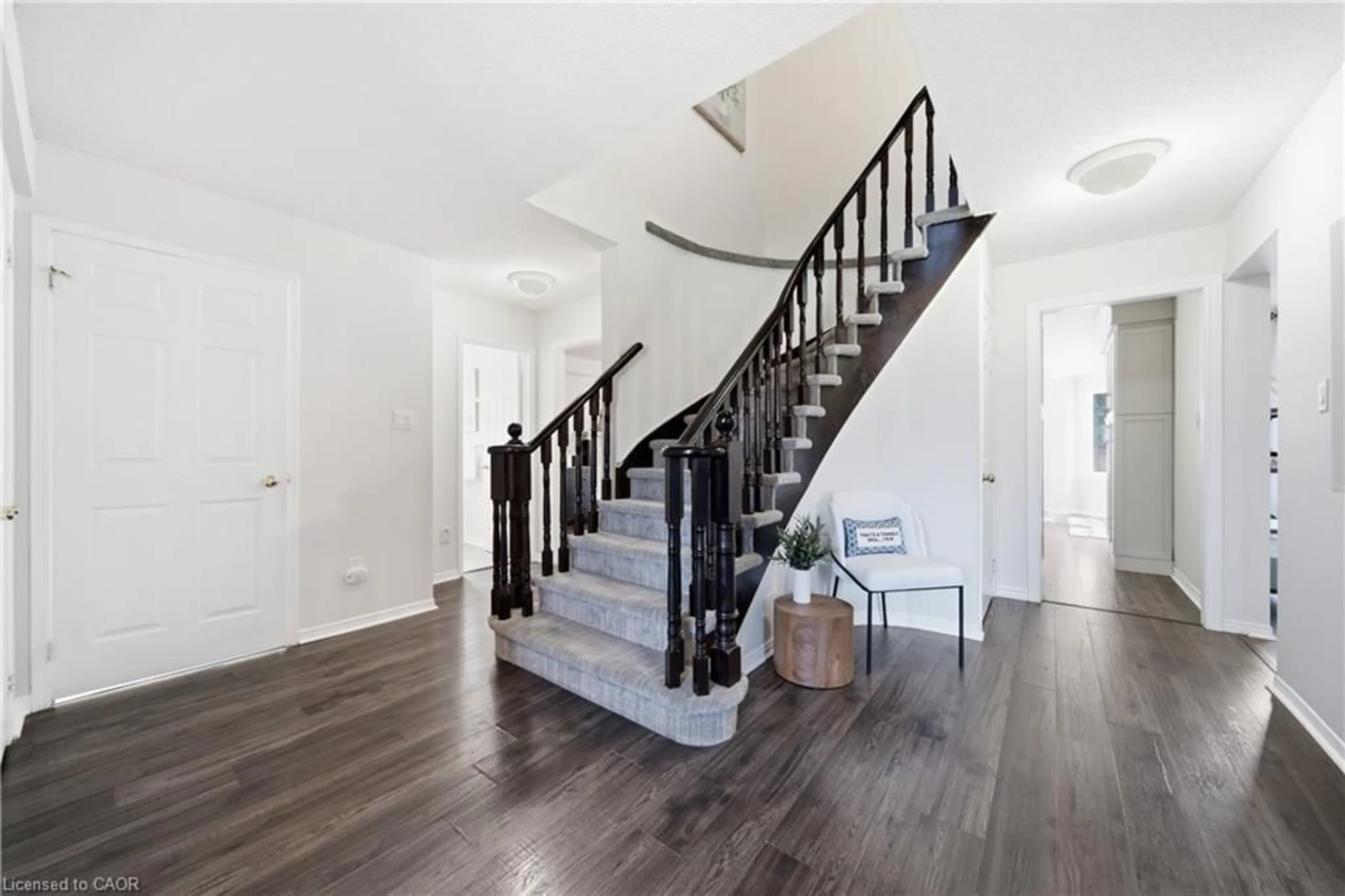 Indoor entryway for 475 Saginaw Pky, Cambridge Ontario N1T 1M6