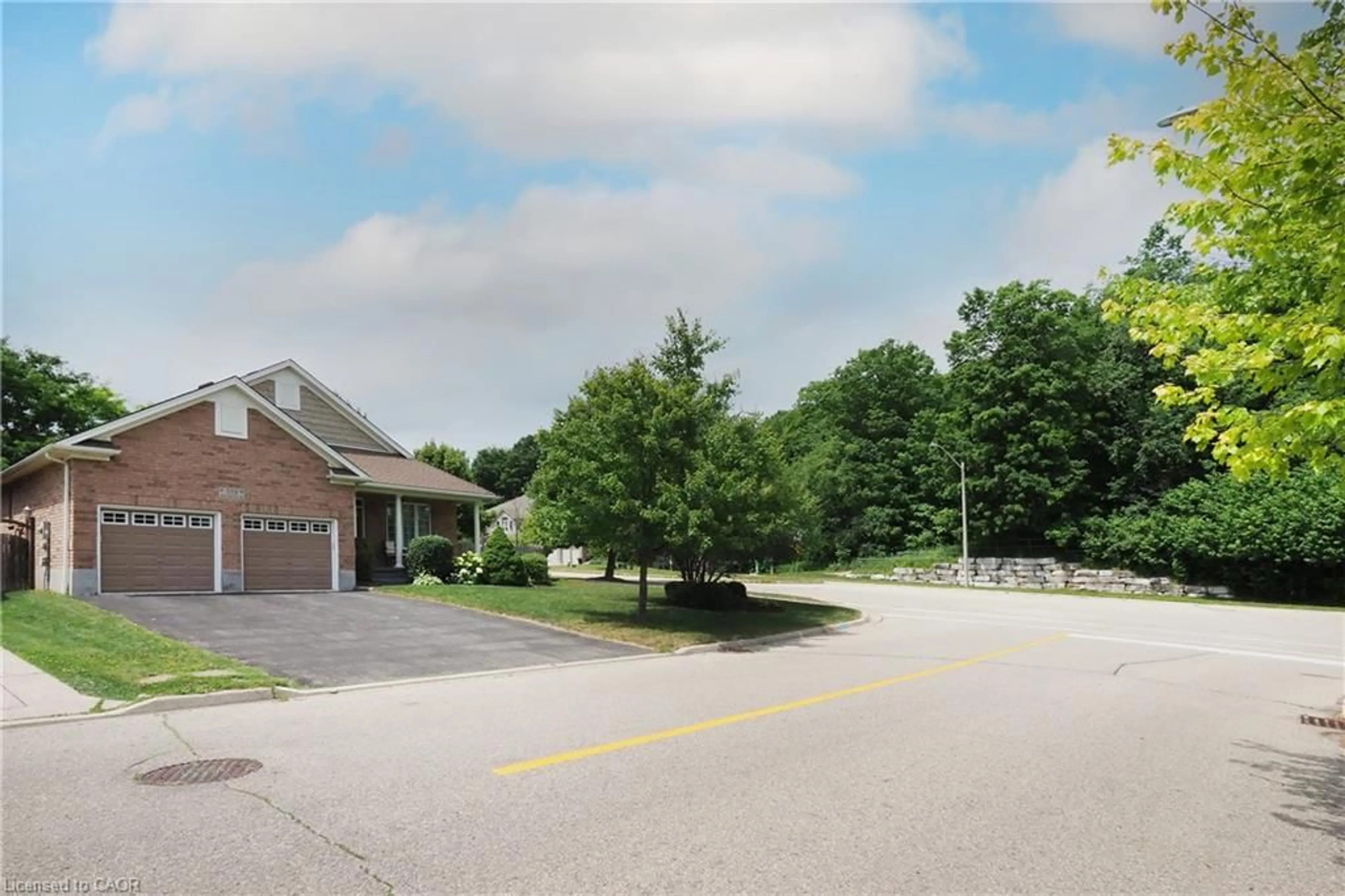 A pic from outside/outdoor area/front of a property/back of a property/a pic from drone, street for 559 Springwater Dr, Waterloo Ontario N2V 2K6