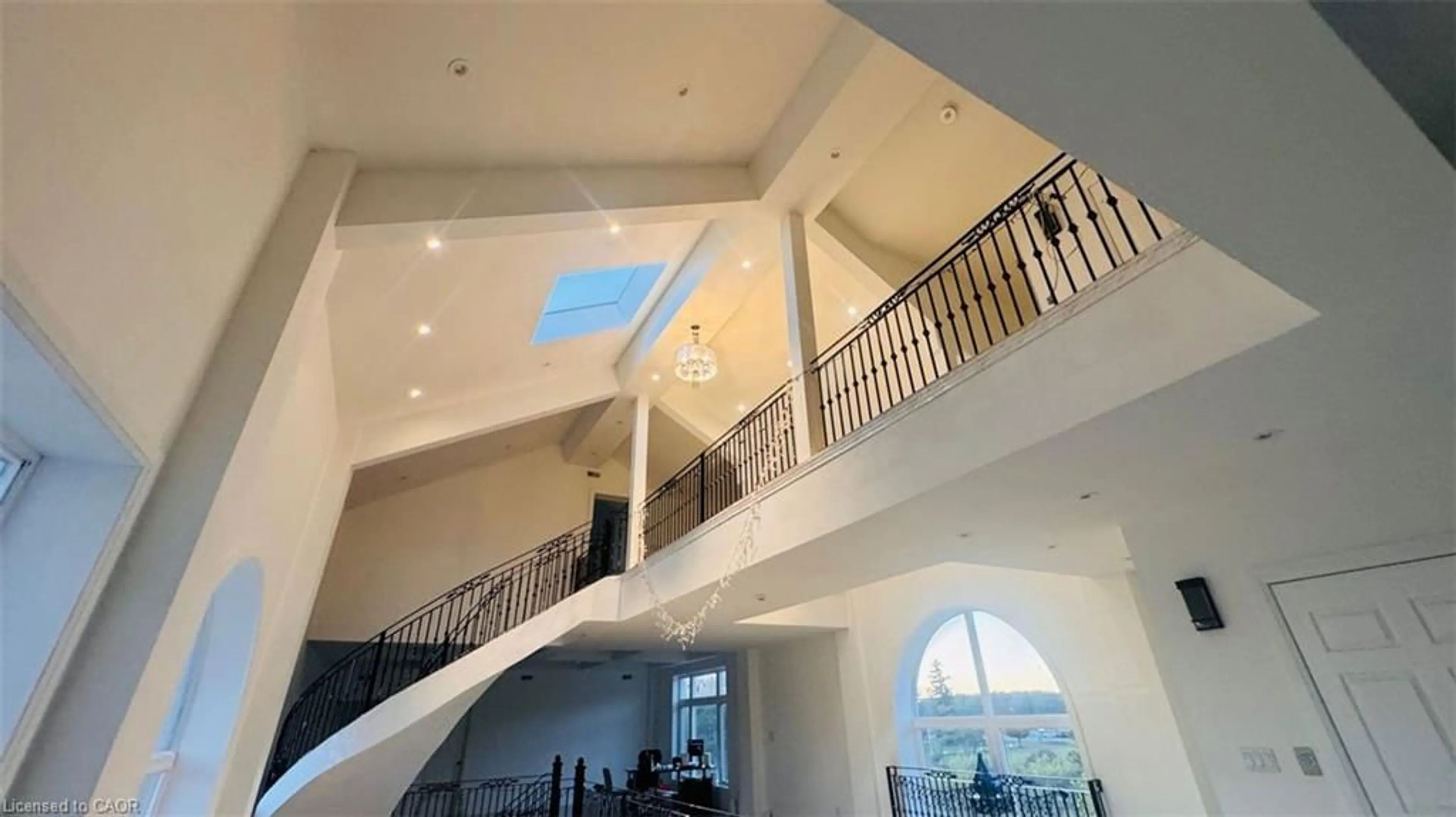 Indoor foyer for 1616 Highway 3 East, Dunnville Ontario N1A 2W7