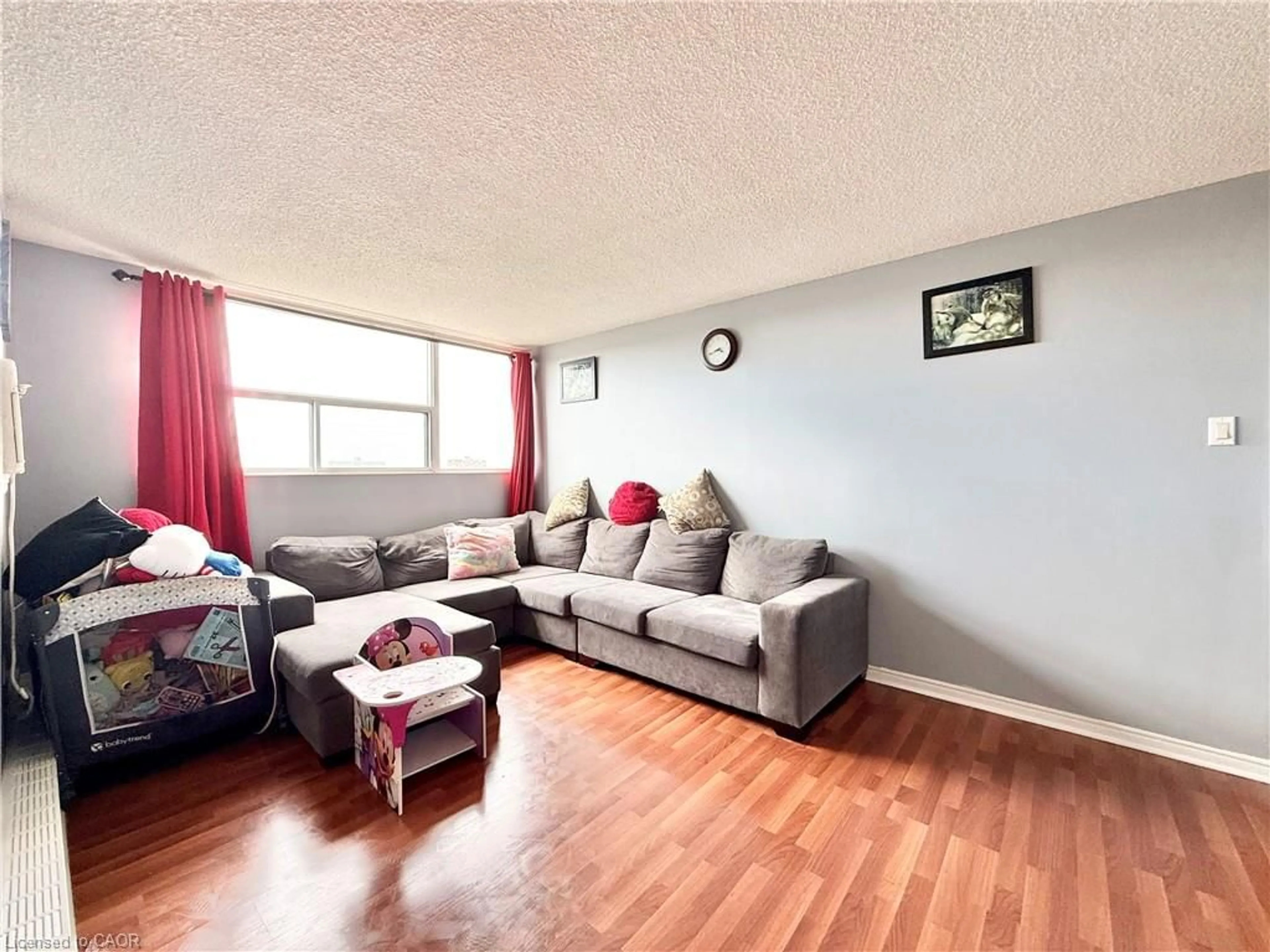Living room with furniture, wood/laminate floor for 2900 Battleford Rd #1013, Mississauga Ontario L5N 2V9