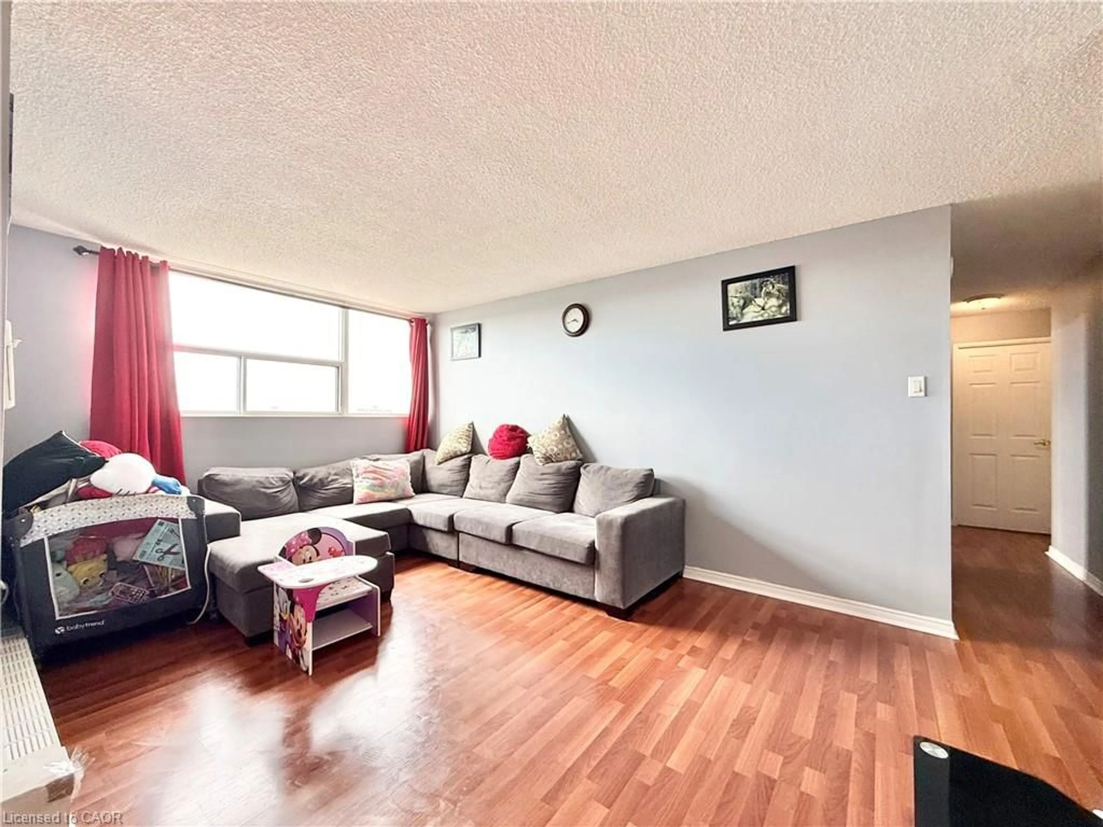 Living room with furniture, wood/laminate floor for 2900 Battleford Rd #1013, Mississauga Ontario L5N 2V9