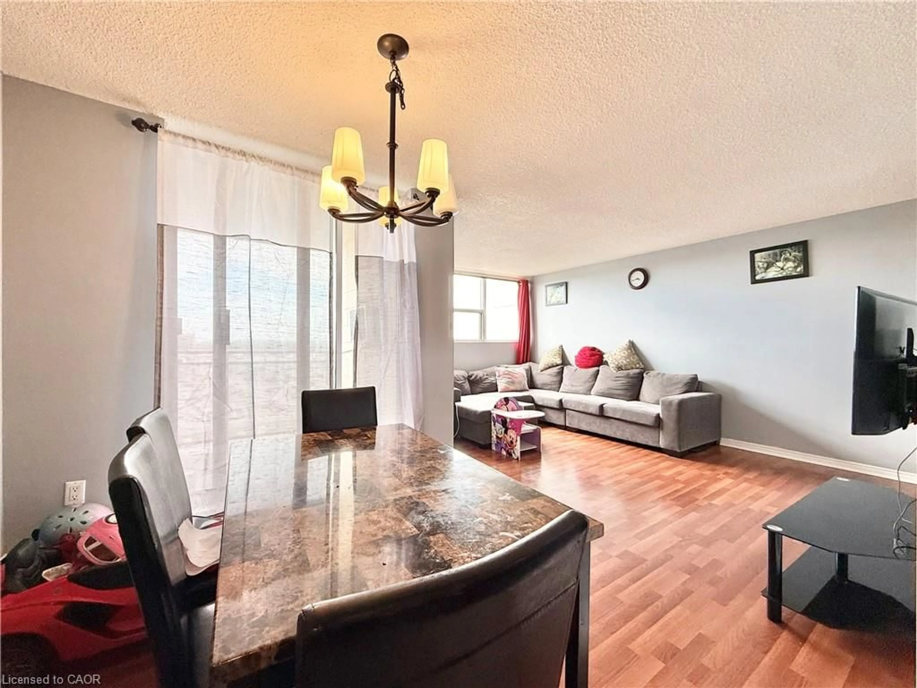 Living room with furniture, wood/laminate floor for 2900 Battleford Rd #1013, Mississauga Ontario L5N 2V9