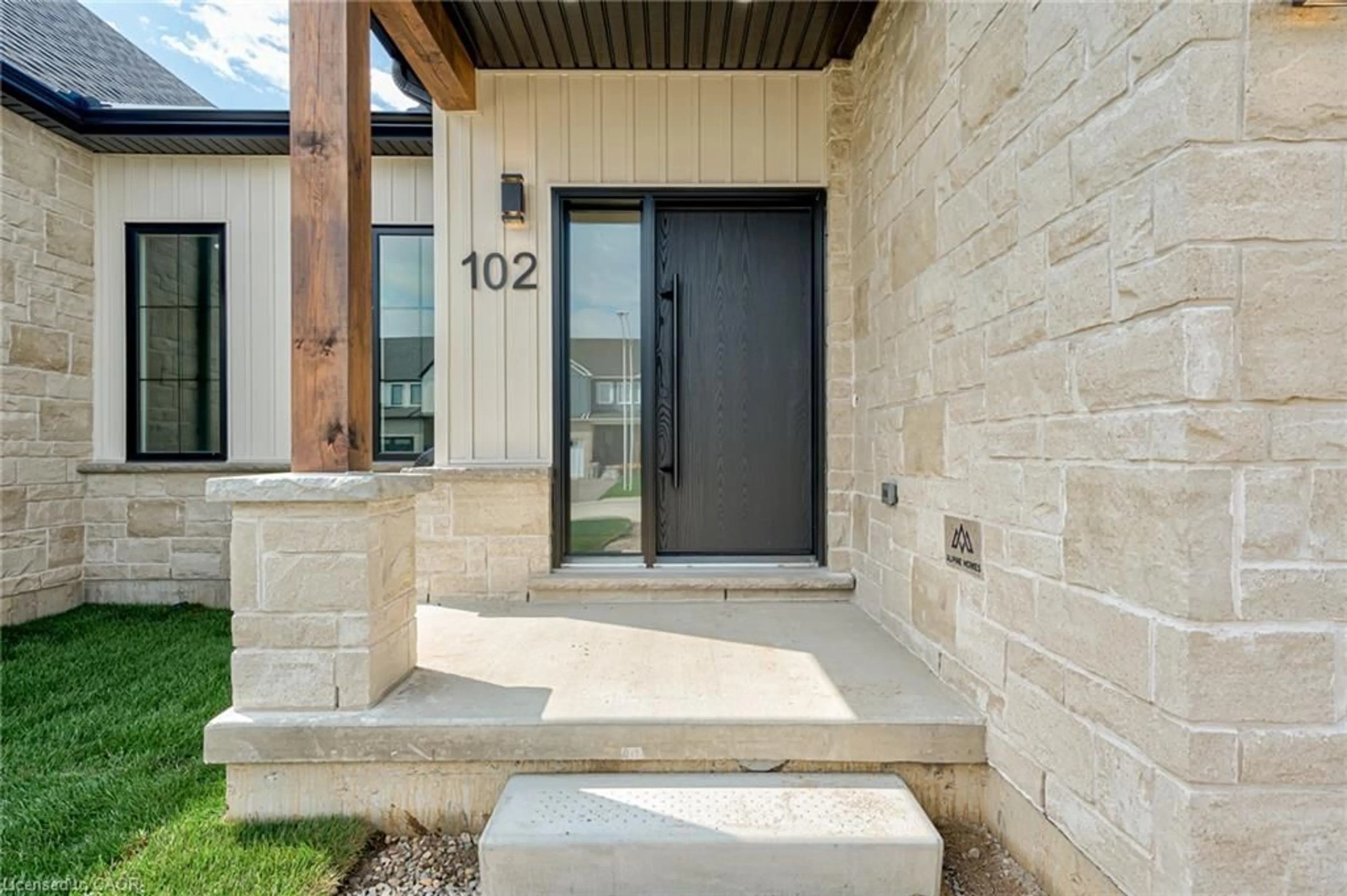 Indoor entryway for 102 Clayton St, Mitchell Ontario N0K 1N0