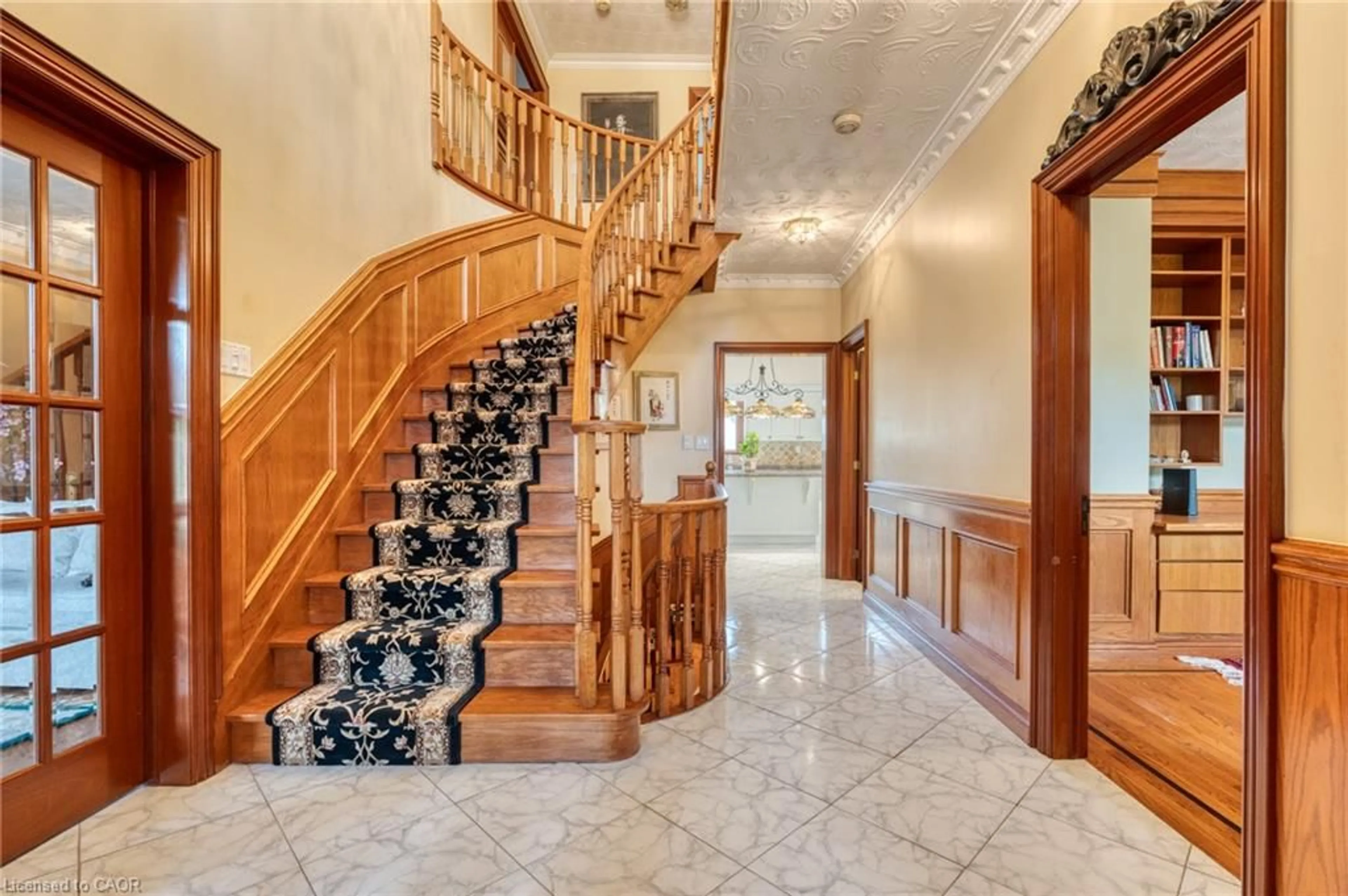 Indoor foyer for 23 Susan Dr, Hamilton Ontario L9C 7R1