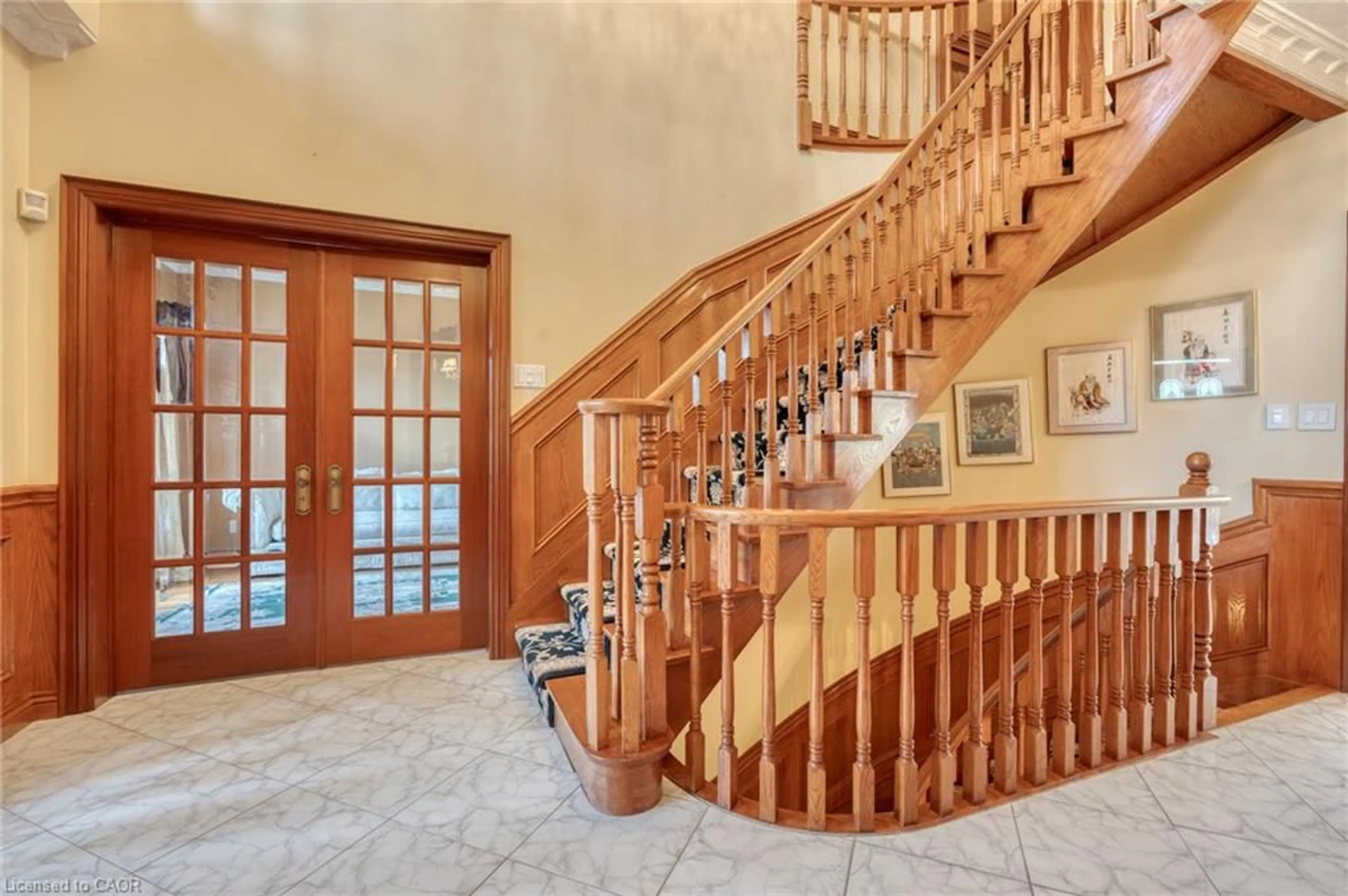 Indoor foyer for 23 Susan Dr, Hamilton Ontario L9C 7R1