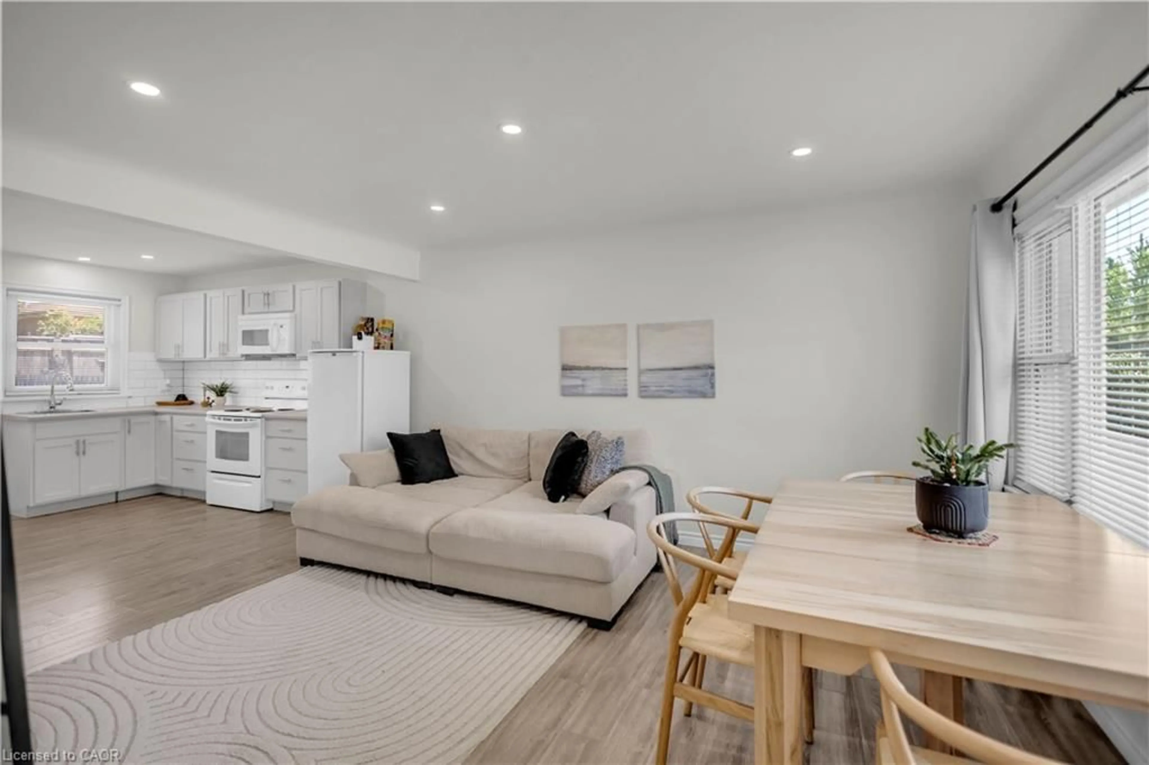 Living room with furniture, unknown for 450 Highland Rd, Kitchener Ontario N2M 3W7