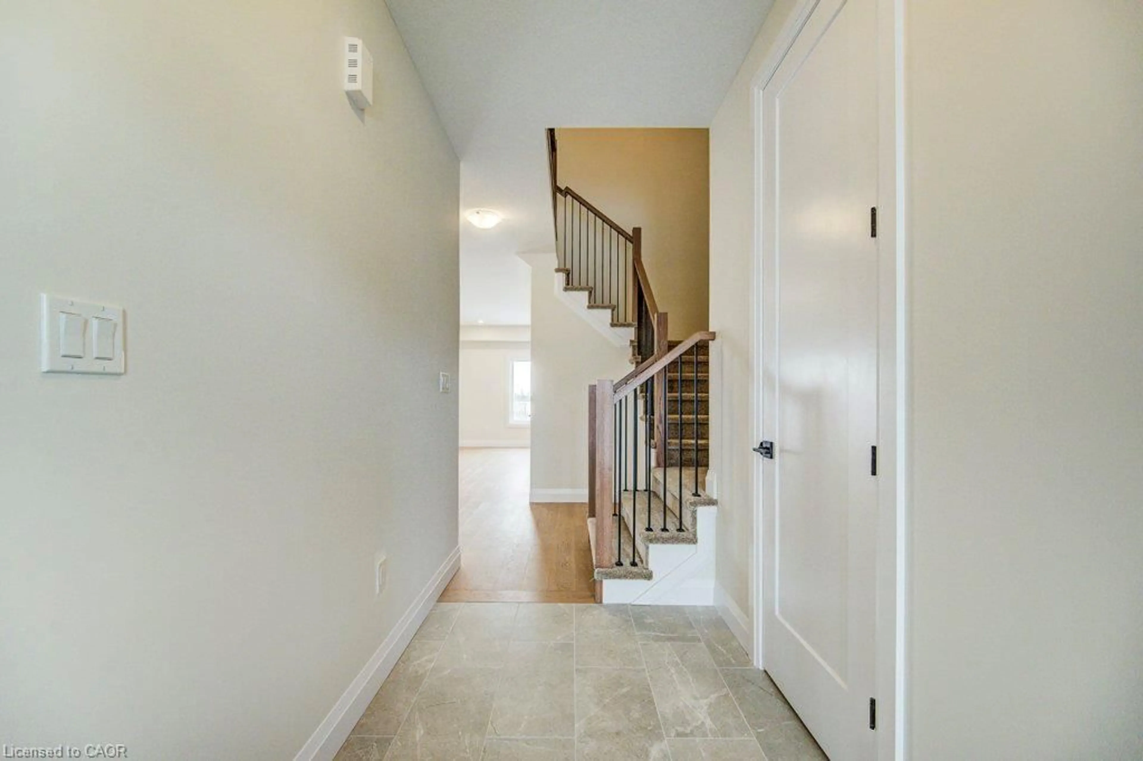 Indoor entryway for 231 Applewood St, Plattsville Ontario N0J 1S0