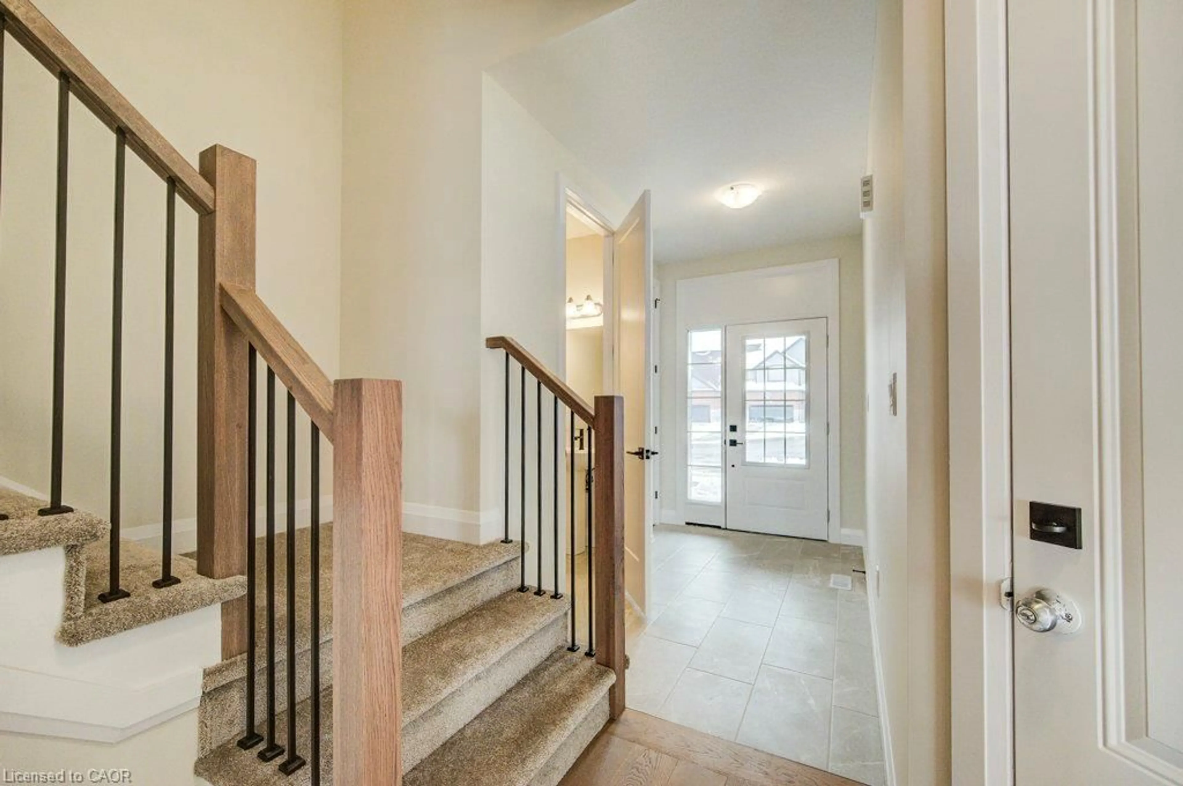 Indoor foyer for 231 Applewood St, Plattsville Ontario N0J 1S0
