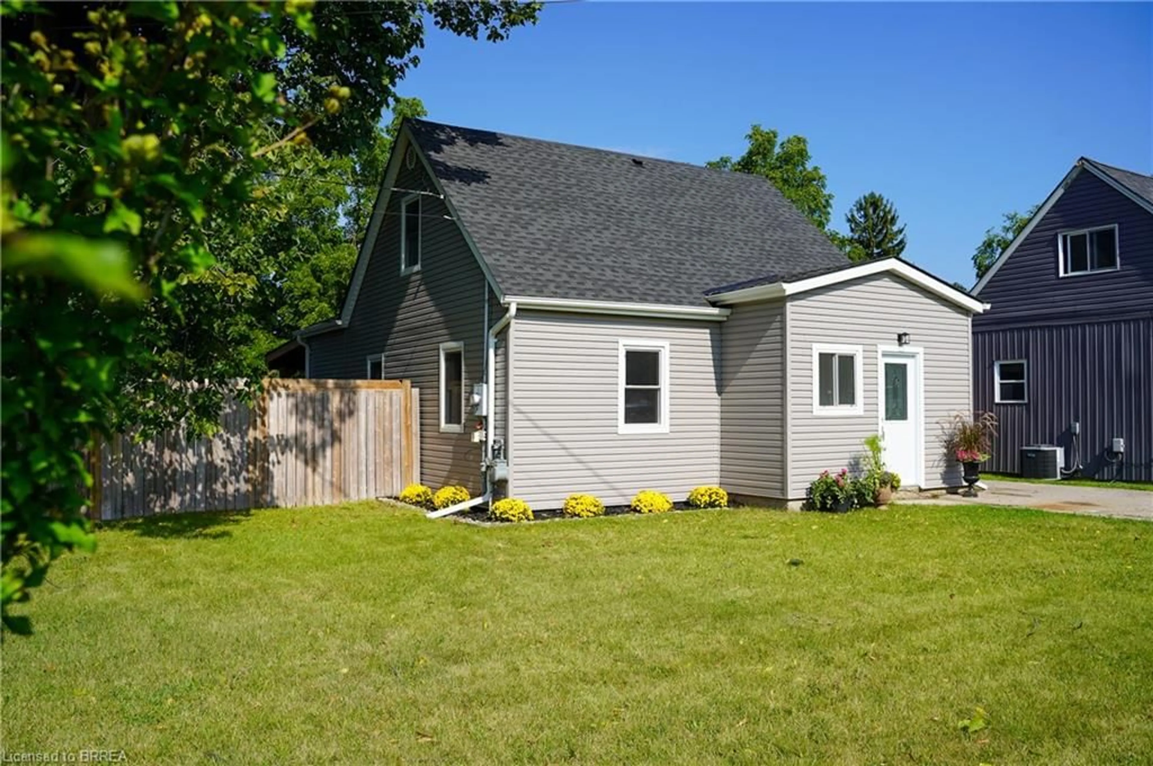 Home with vinyl exterior material, street for 4 John St, Brantford Ontario N3T 4H7