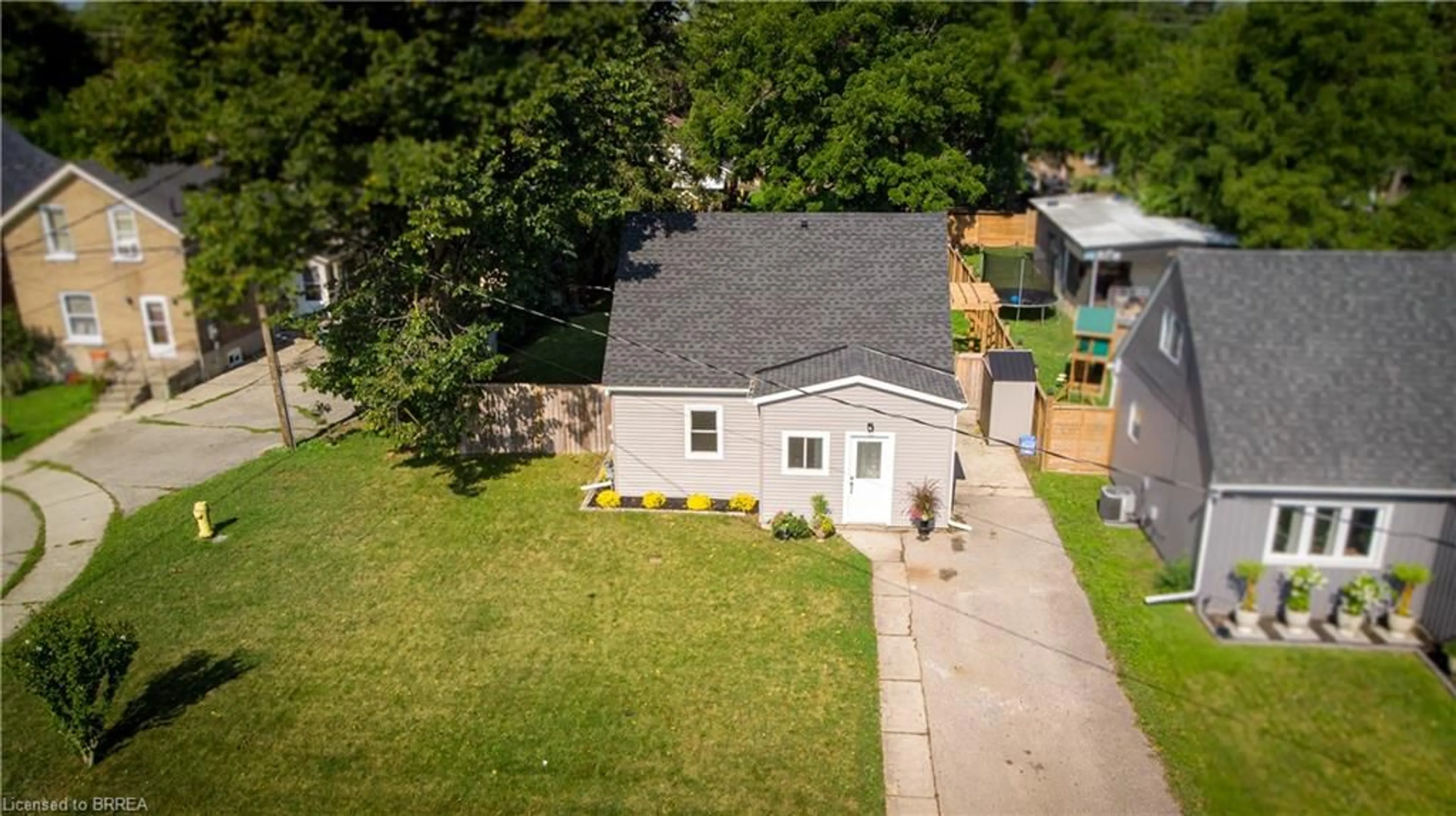 A pic from outside/outdoor area/front of a property/back of a property/a pic from drone, street for 4 John St, Brantford Ontario N3T 4H7