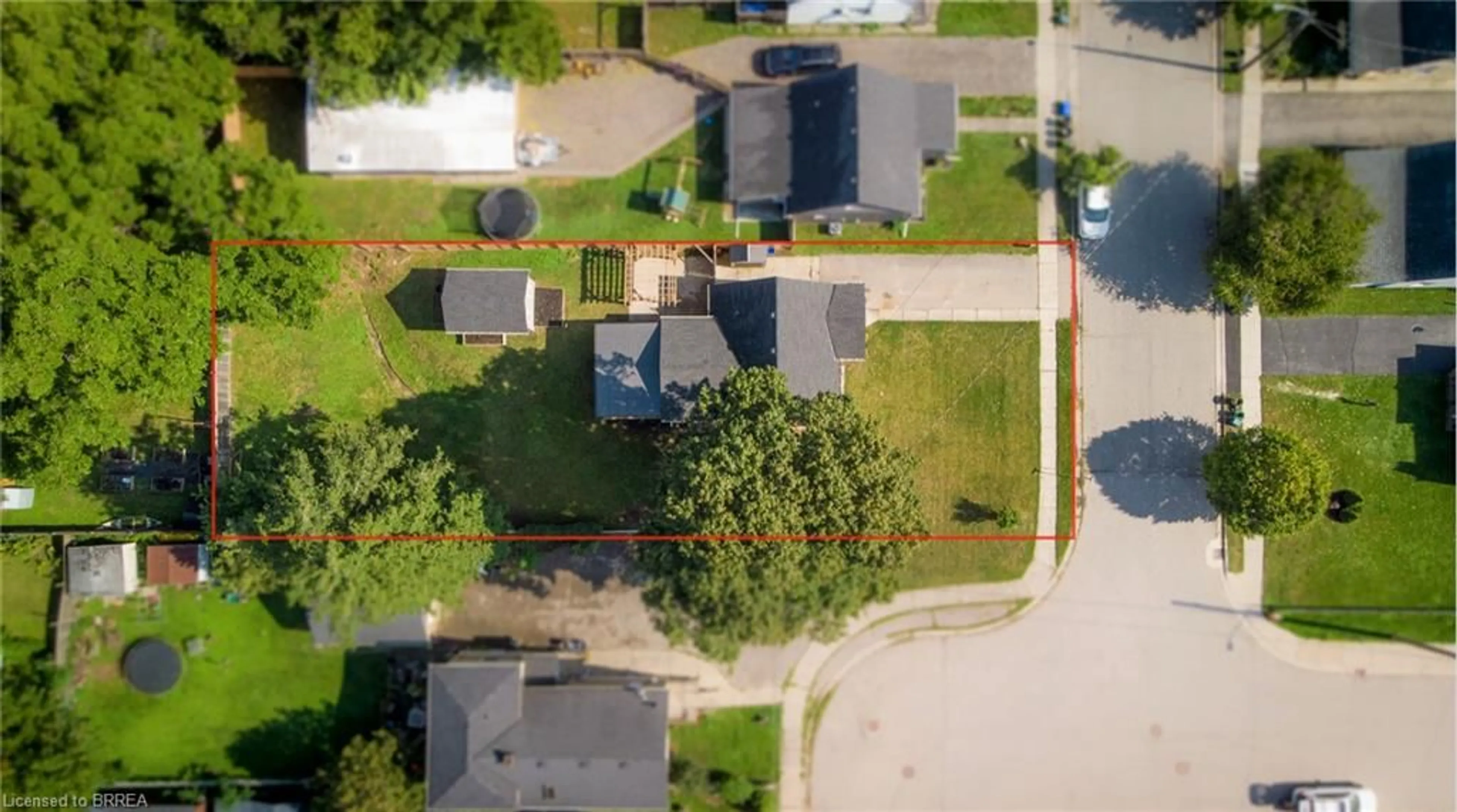 A pic from outside/outdoor area/front of a property/back of a property/a pic from drone, street for 4 John St, Brantford Ontario N3T 4H7