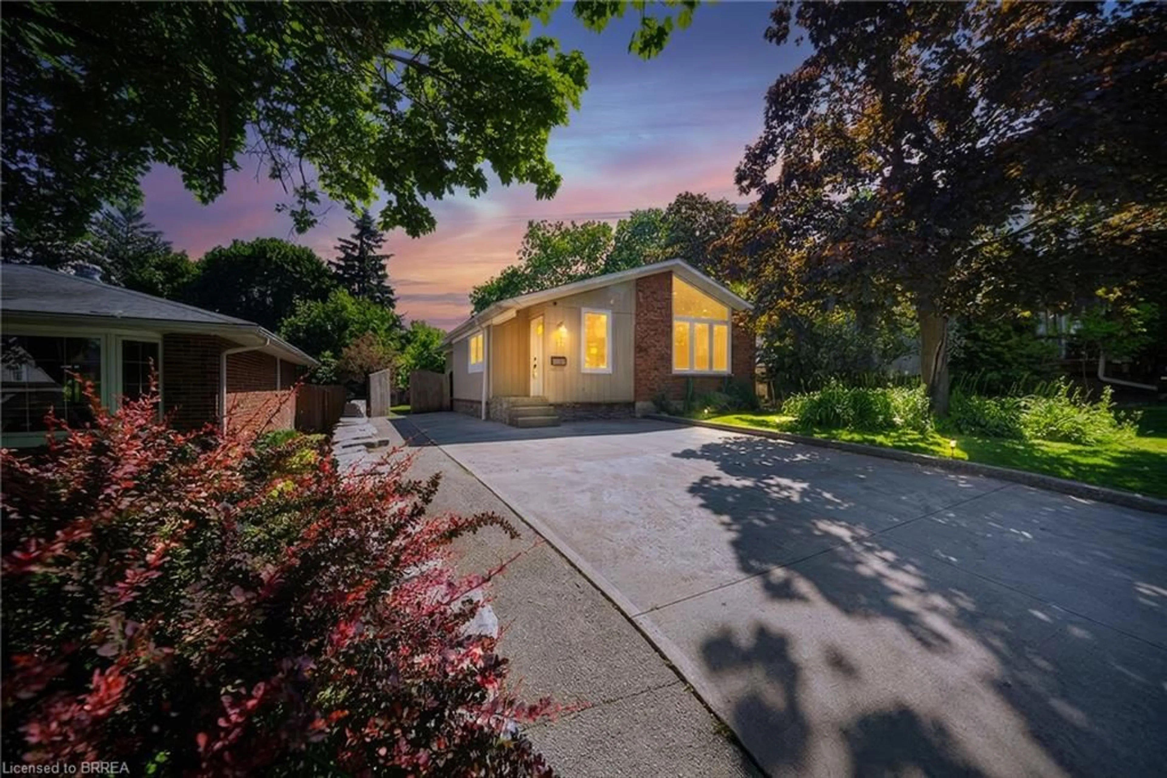 A pic from outside/outdoor area/front of a property/back of a property/a pic from drone, street for 17 Flynn Ave, Cambridge Ontario N3C 2T8