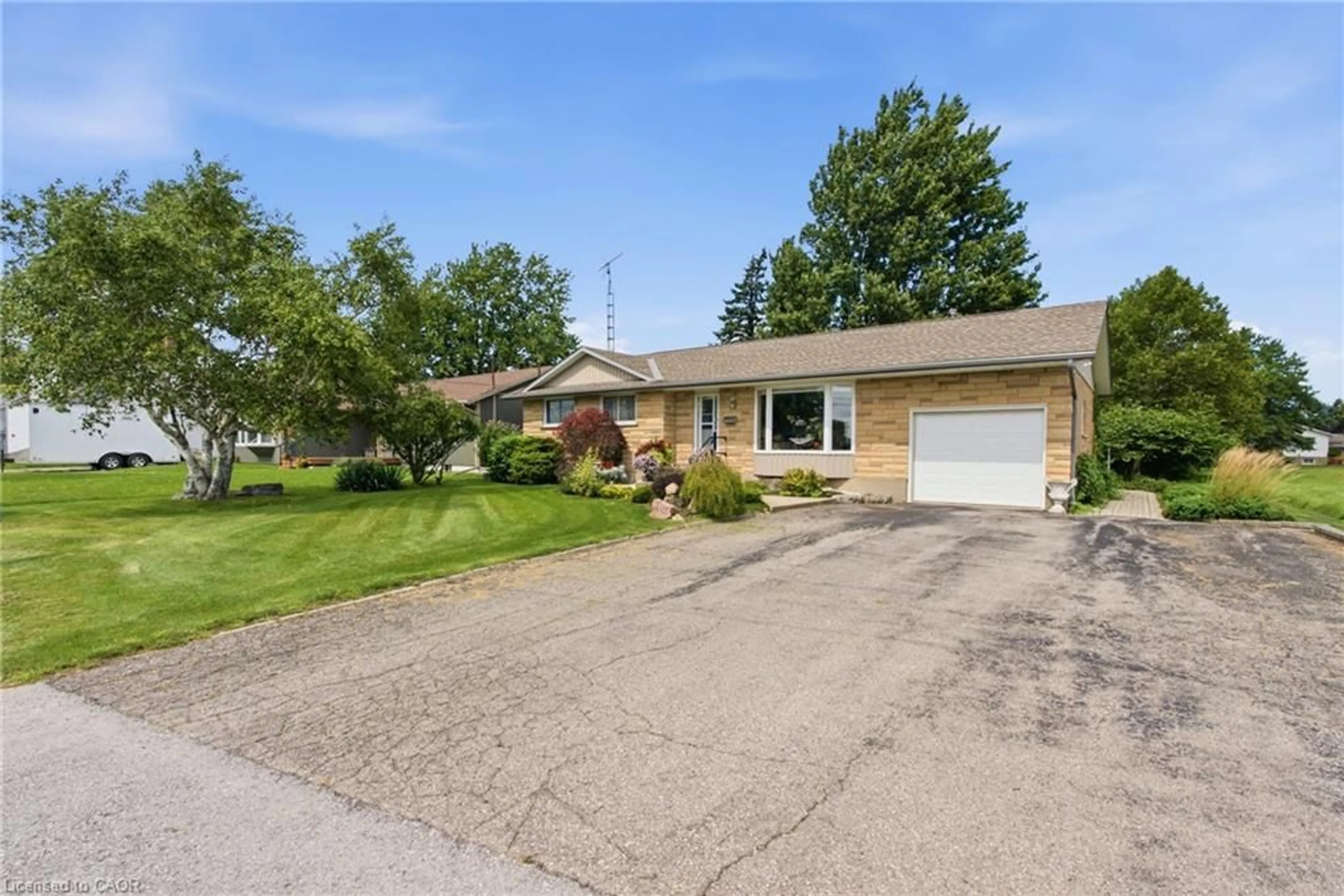 Home with brick exterior material, street for 6453 Townline Rd, Smithville Ontario L0R 2A0