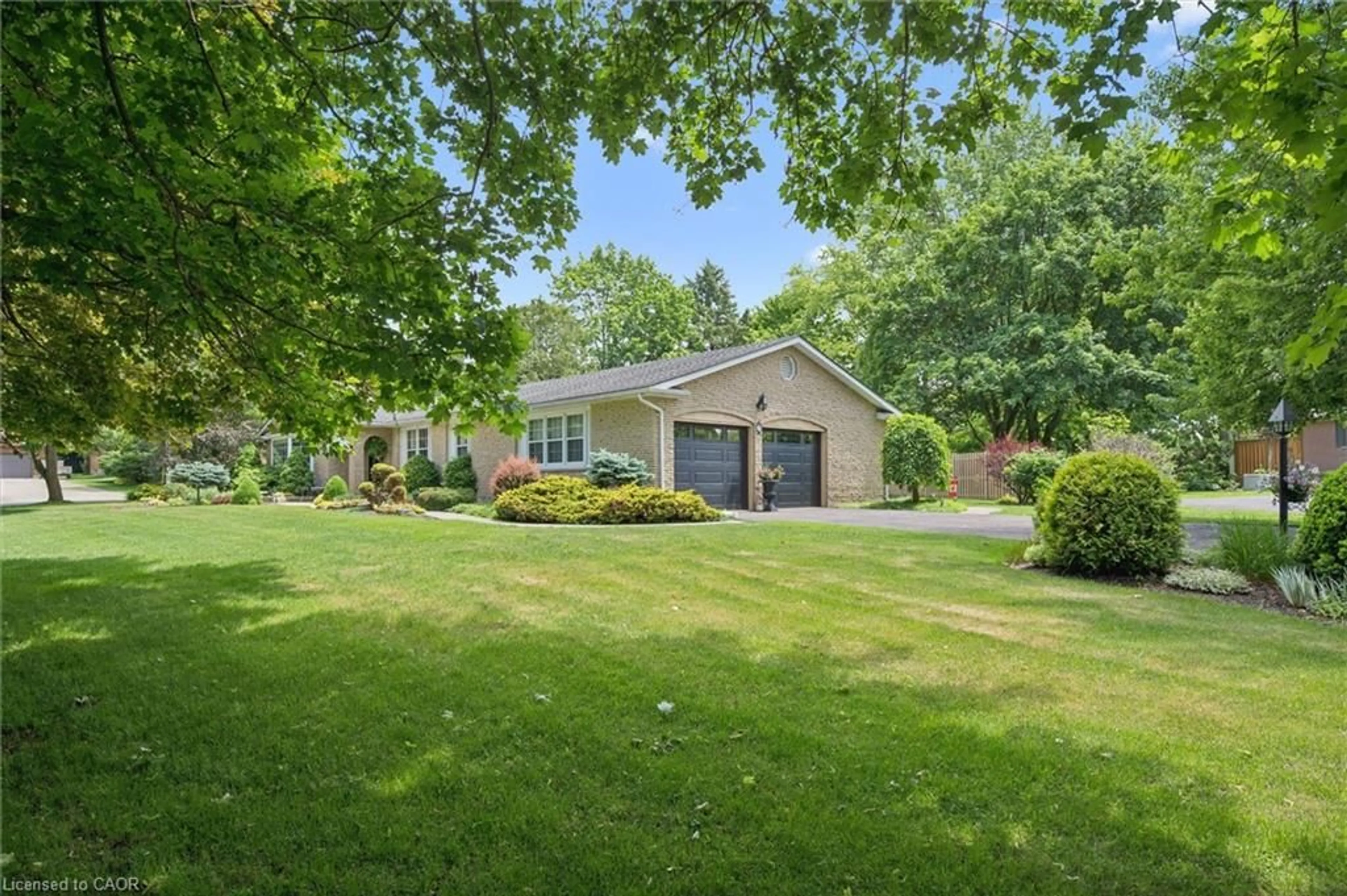 A pic from outside/outdoor area/front of a property/back of a property/a pic from drone, street for 7 King St, Innerkip Ontario N0J 1M0