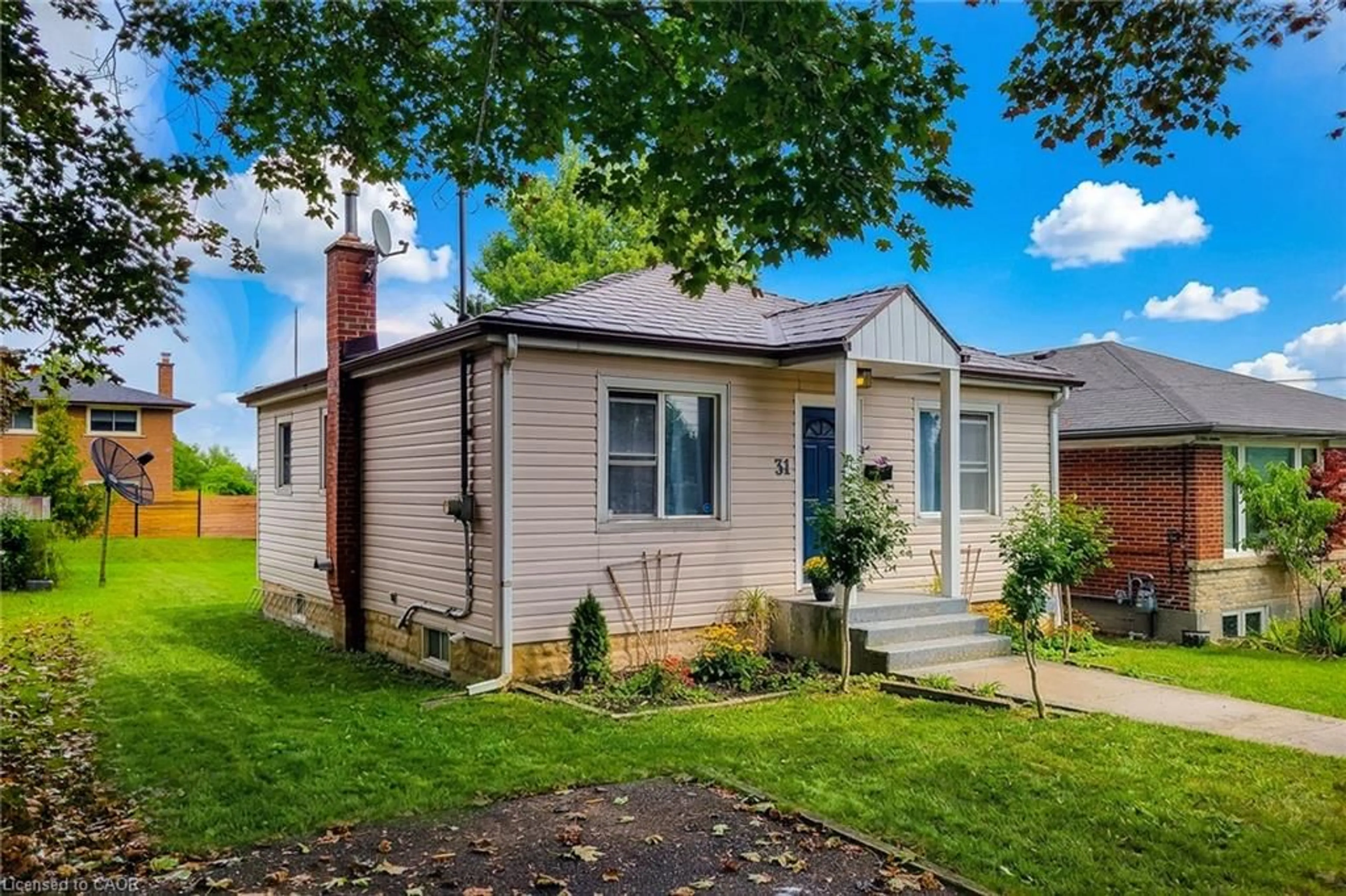 Home with vinyl exterior material, street for 31 Greenhill Ave, Hamilton Ontario L8K 5C5