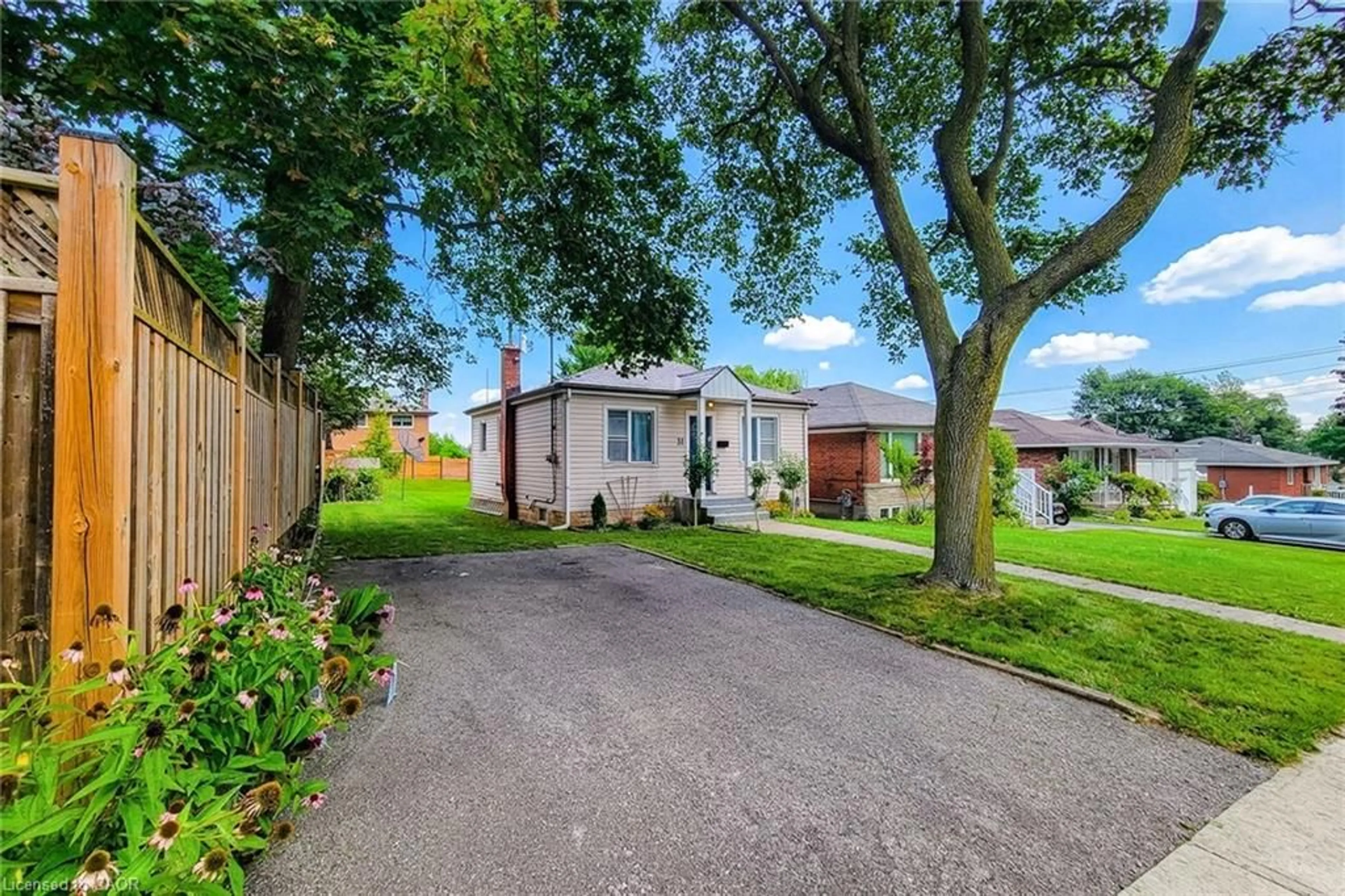 A pic from outside/outdoor area/front of a property/back of a property/a pic from drone, street for 31 Greenhill Ave, Hamilton Ontario L8K 5C5