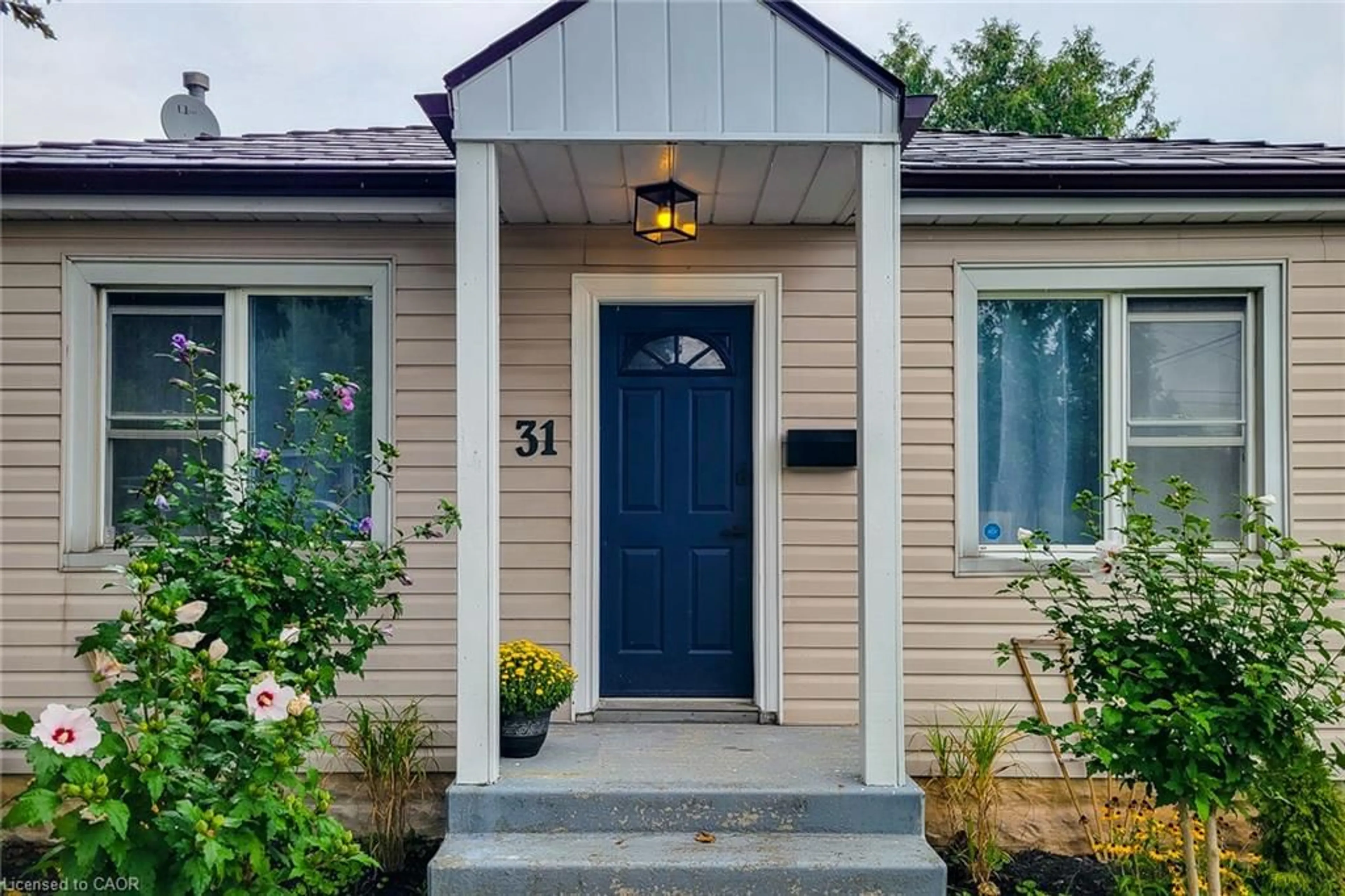 Home with vinyl exterior material, street for 31 Greenhill Ave, Hamilton Ontario L8K 5C5