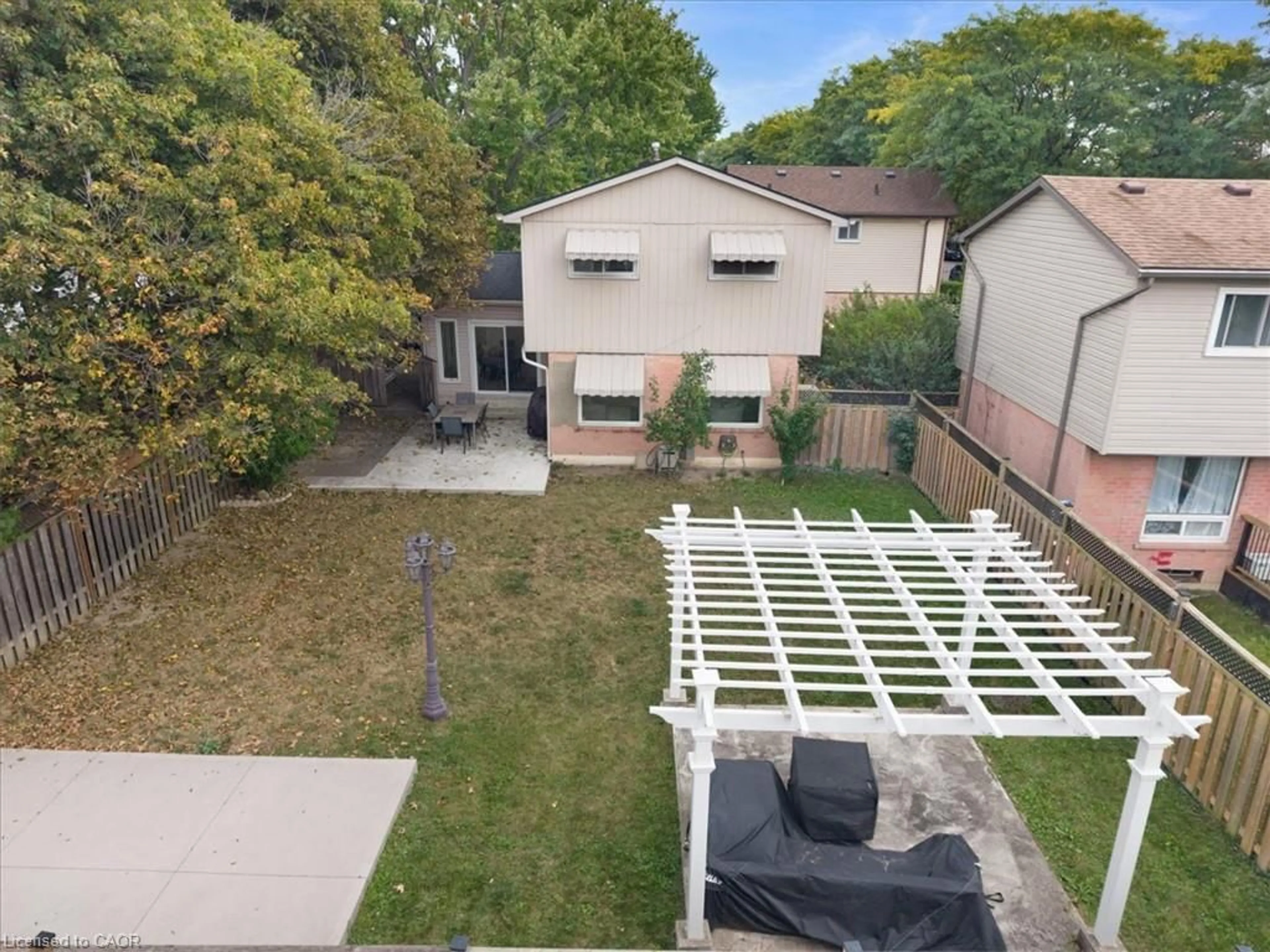 A pic from outside/outdoor area/front of a property/back of a property/a pic from drone, street for 31 Berrisfield Cres, Hamilton Ontario L8T 4X1
