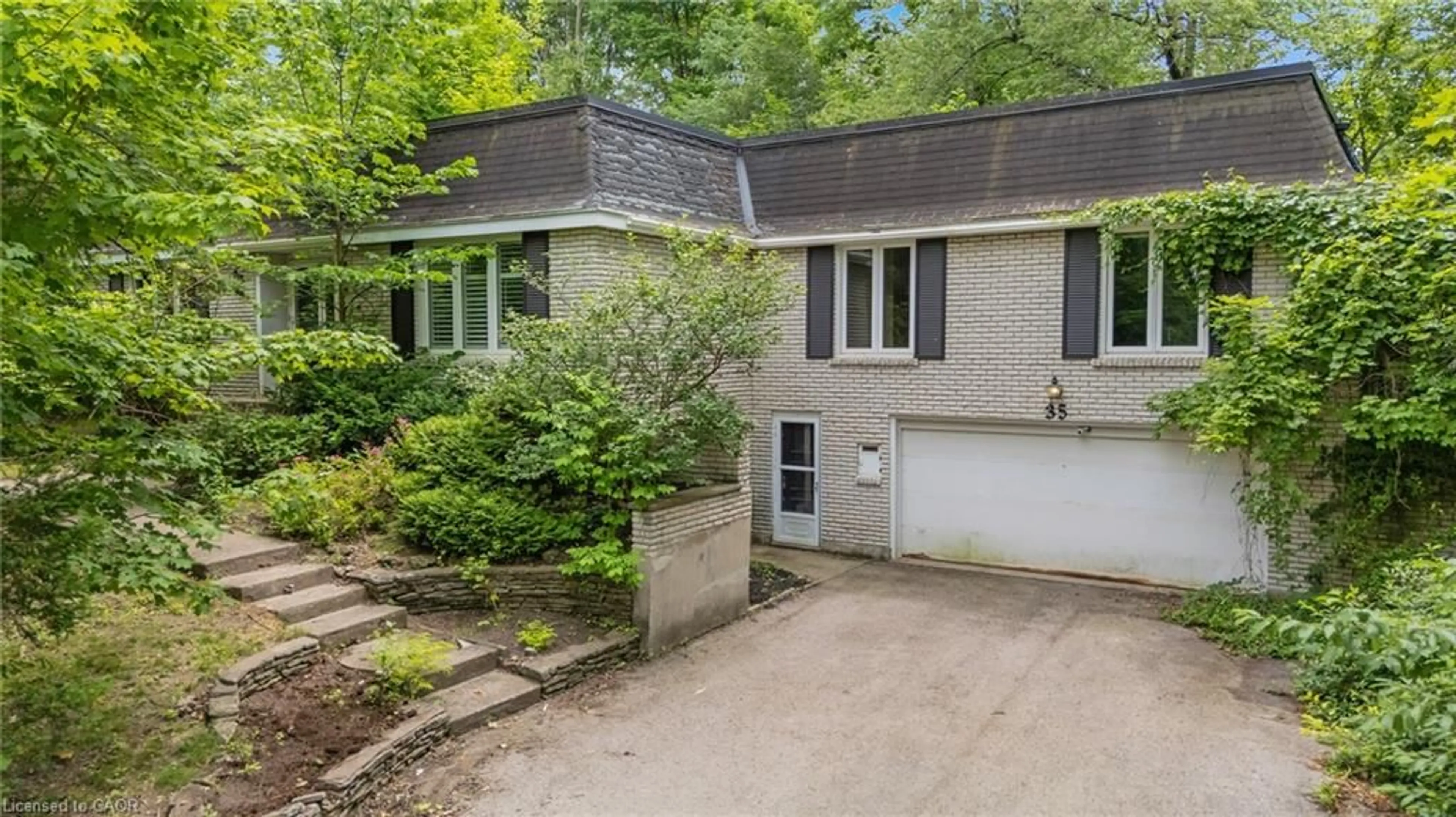 A pic from outside/outdoor area/front of a property/back of a property/a pic from drone, street for 35 Maple Hill Dr, Kitchener Ontario N2M 2R7