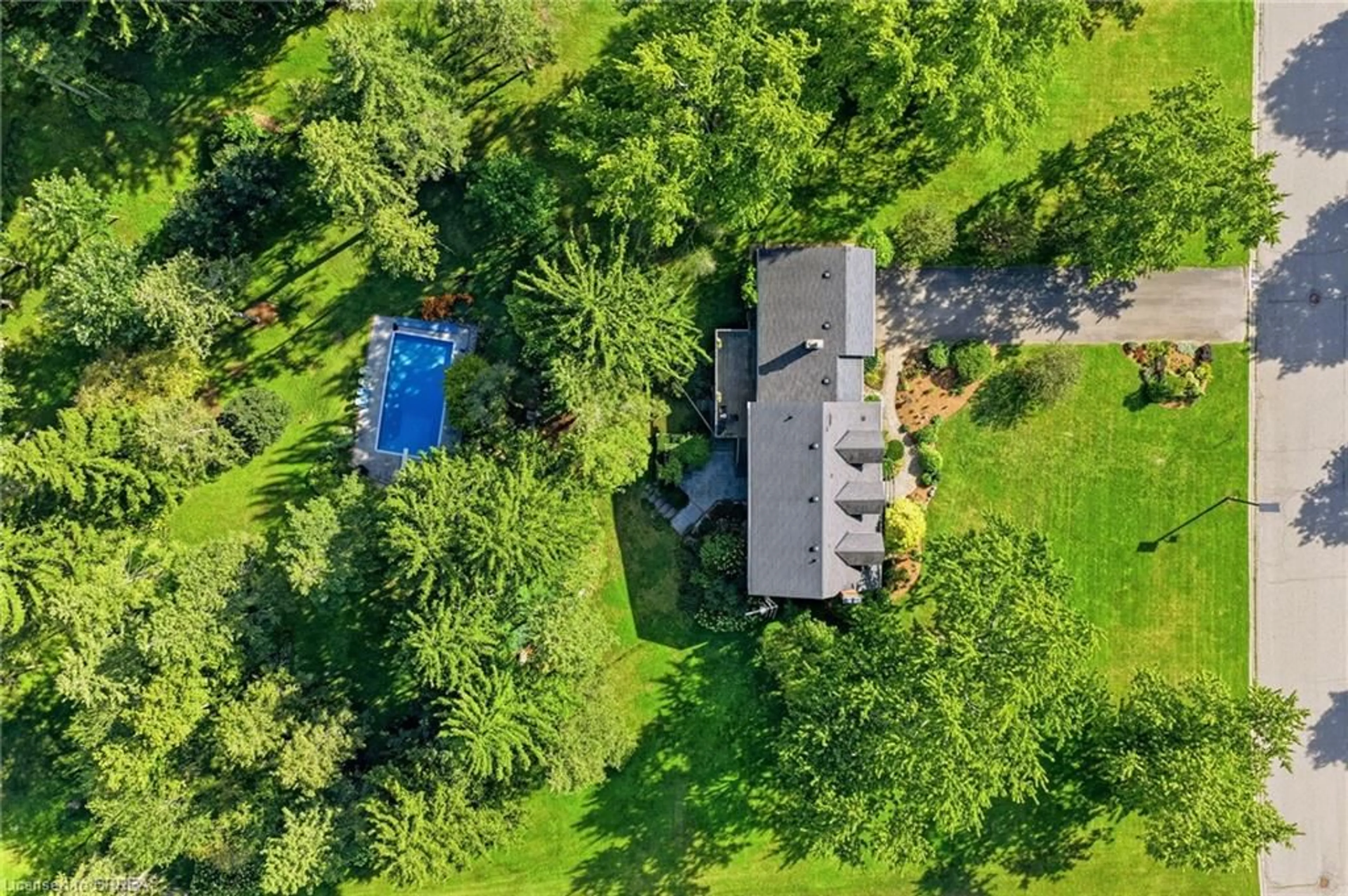 A pic from outside/outdoor area/front of a property/back of a property/a pic from drone, street for 12 Highland Dr, Brantford Ontario N3T 5L7