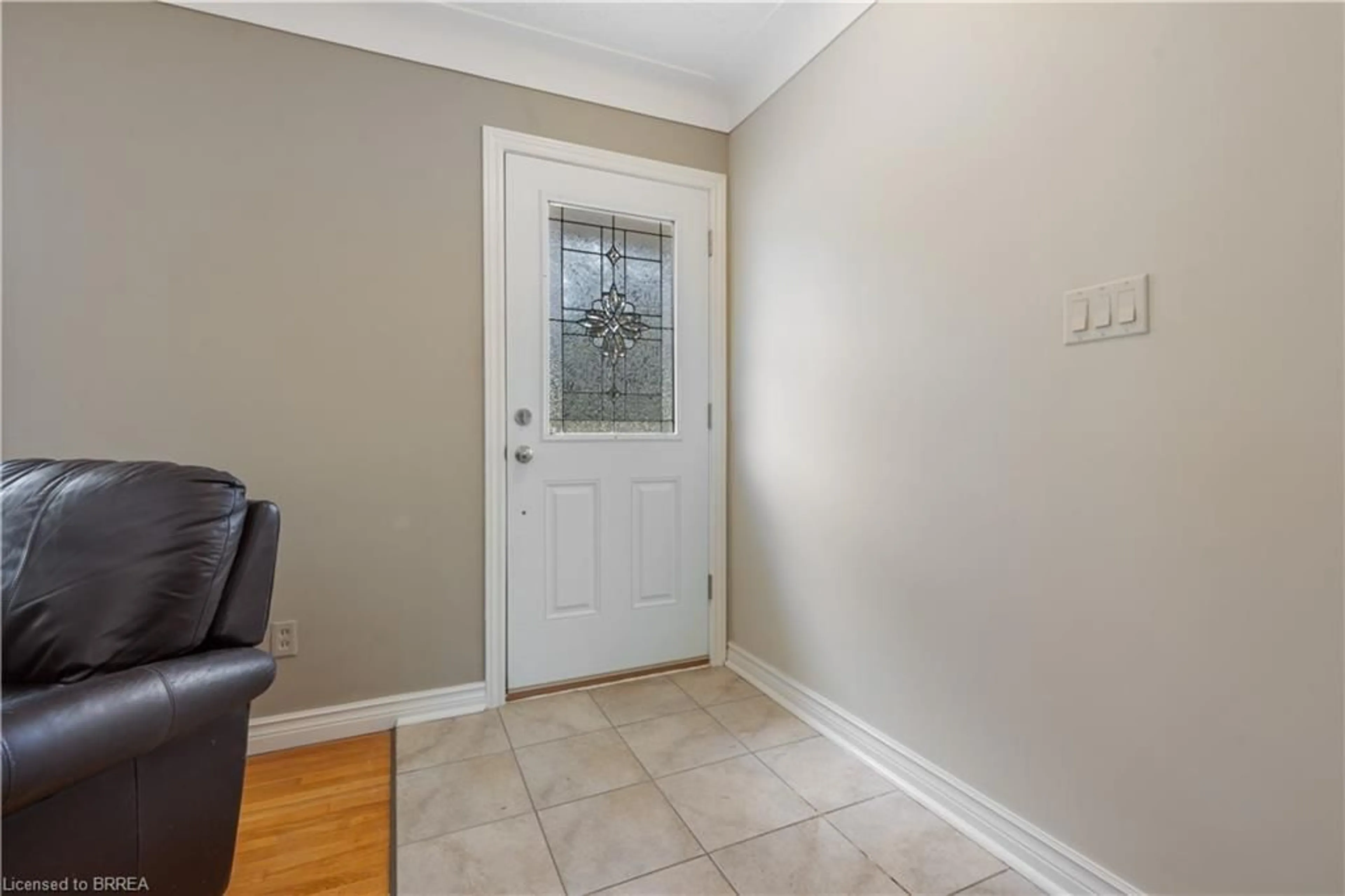 Indoor entryway for 25 Wayne Dr, Brantford Ontario N3R 2Y6