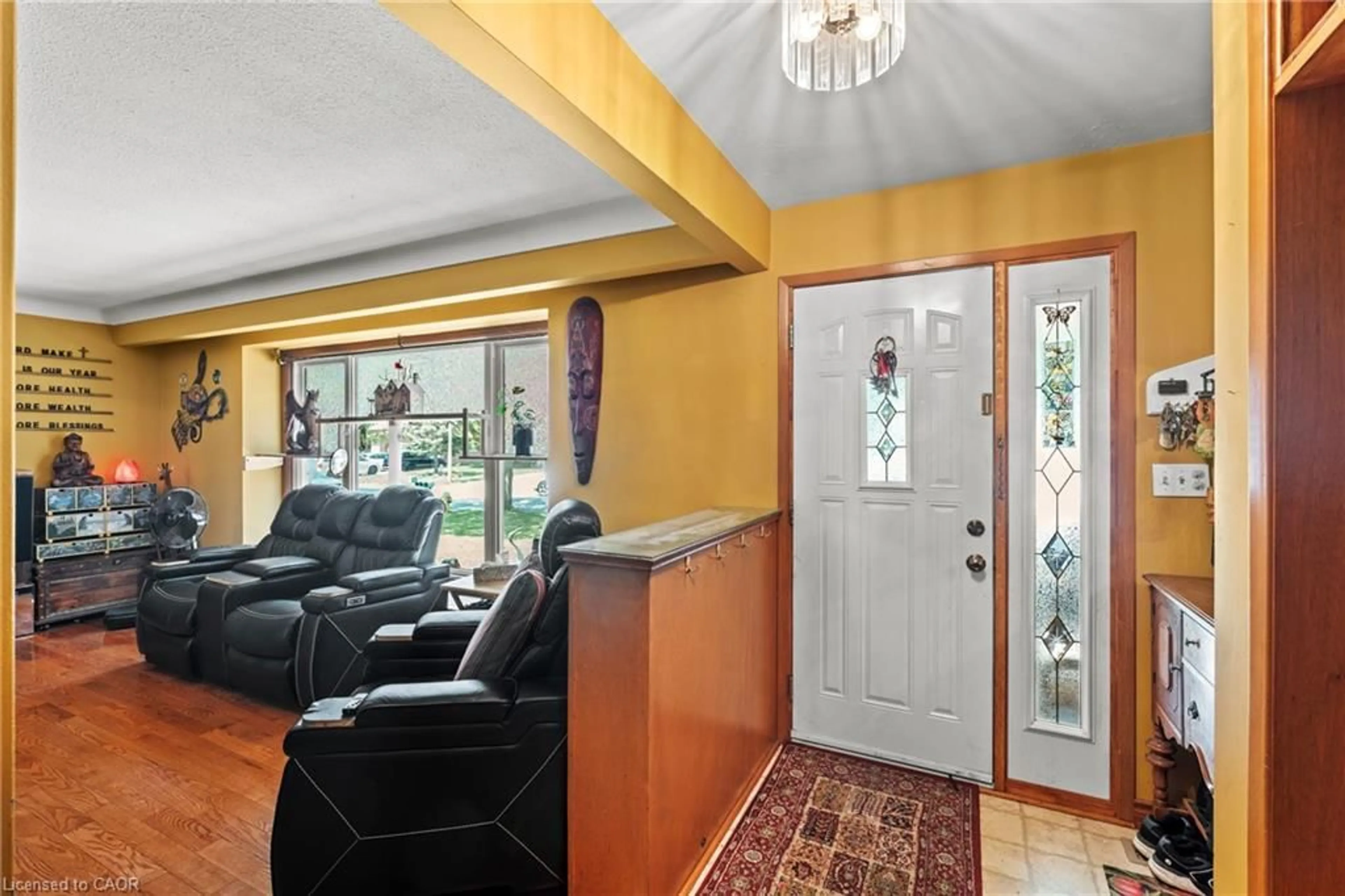 Indoor foyer for 33 Meadowbrook Cres, St. Catharines Ontario L2M 7G8
