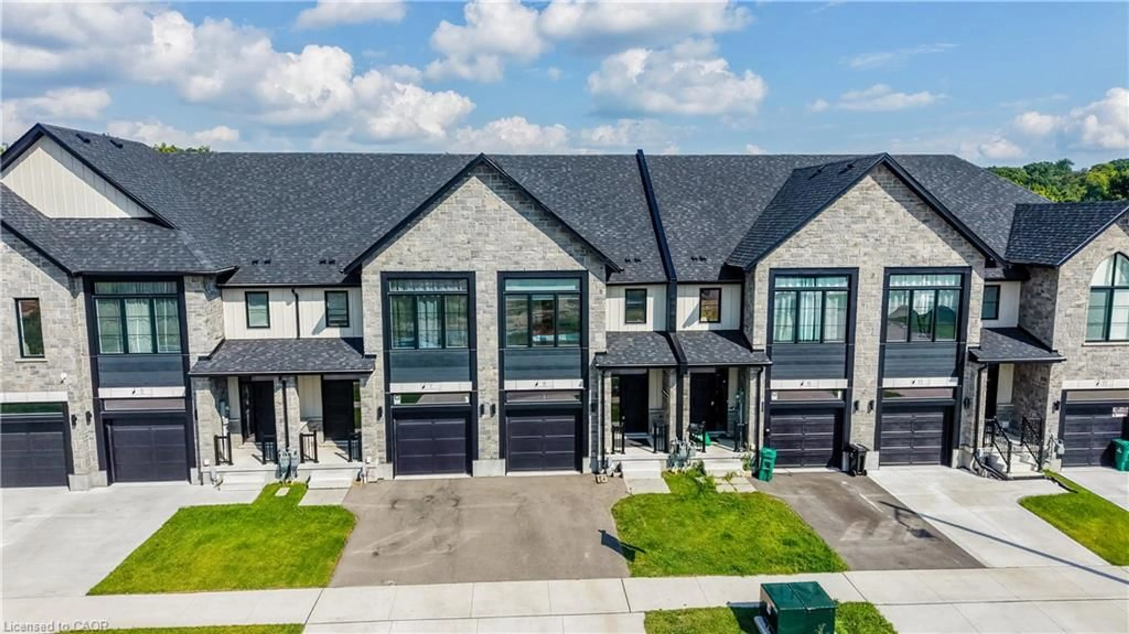 A pic from outside/outdoor area/front of a property/back of a property/a pic from drone, street for 9 Queensbrook Cres, Cambridge Ontario N1S 0E5