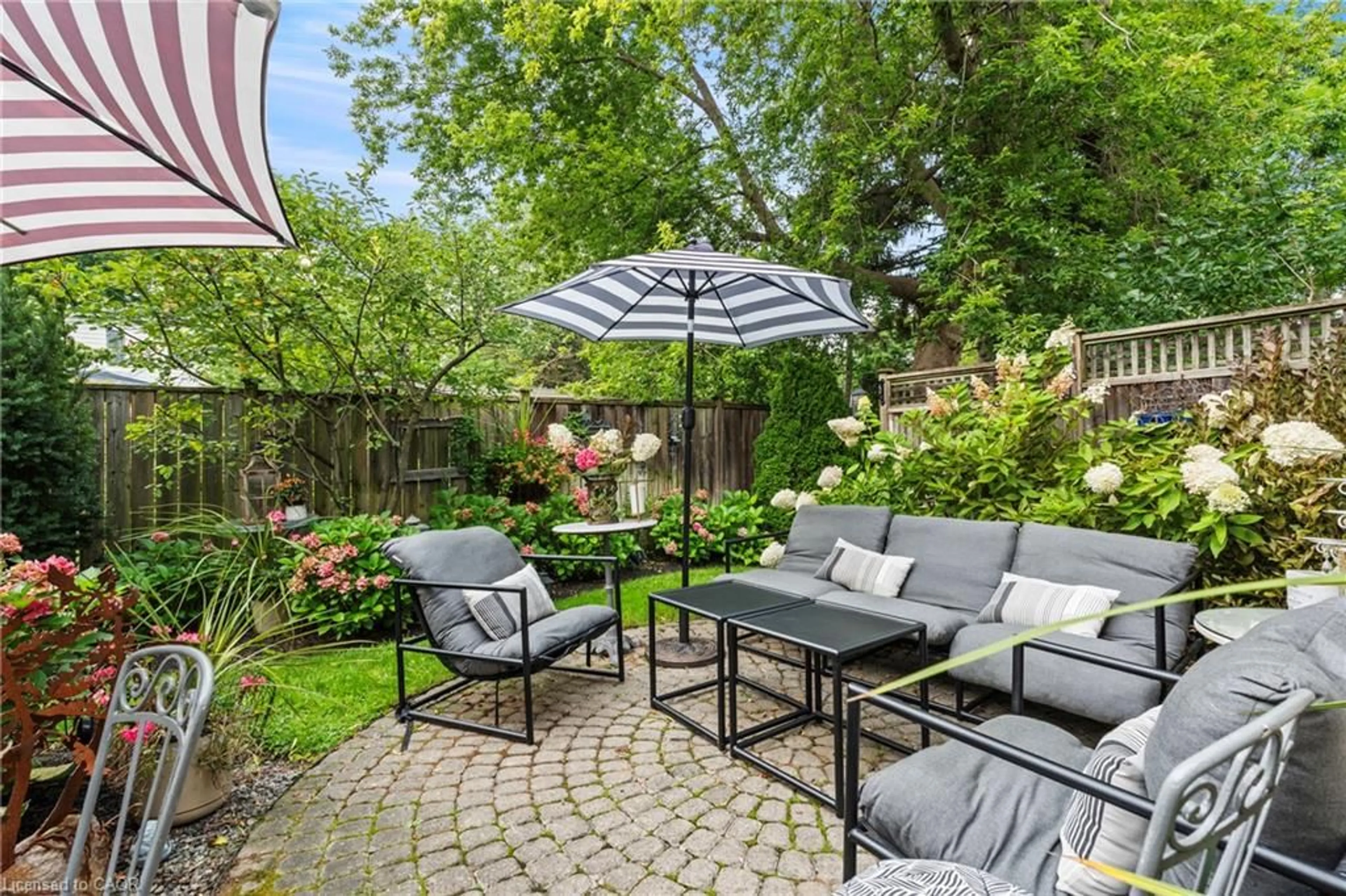 Patio, street for 175 Queen St #3, Niagara-on-the-Lake Ontario L0S 1J0