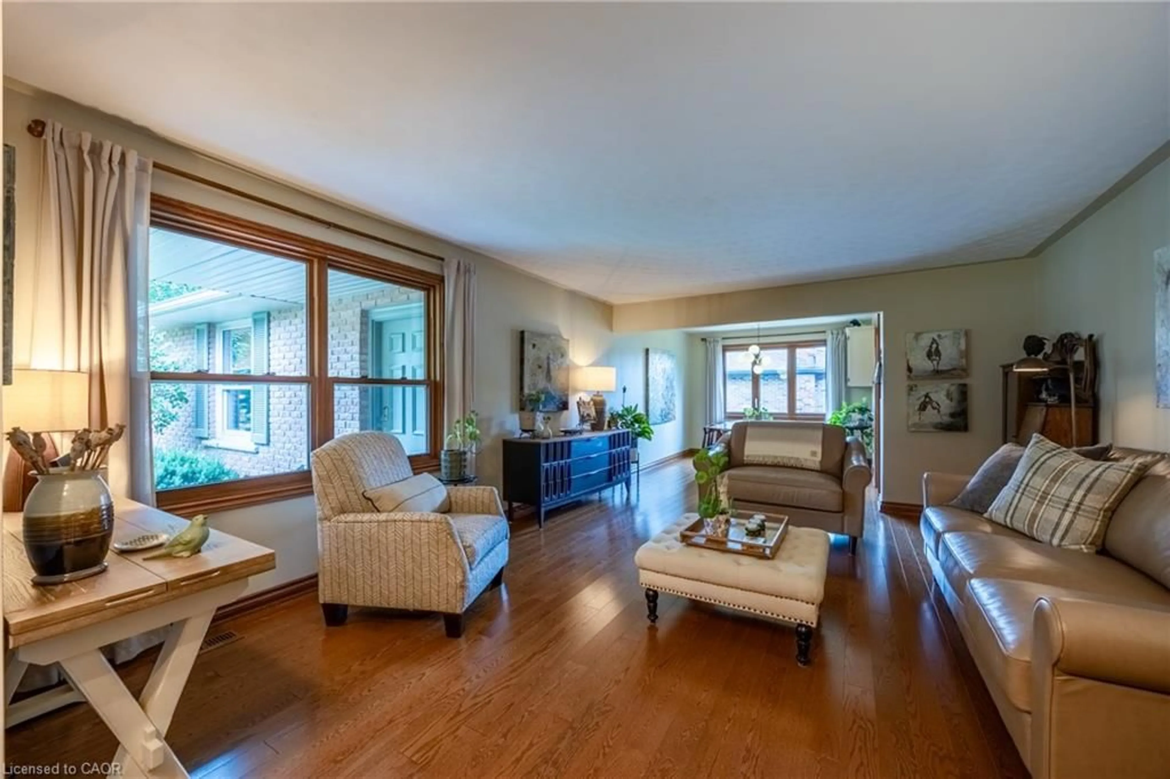 Living room with furniture, wood/laminate floor for 9 Sheridan Blvd, Simcoe Ontario N3Y 4W5