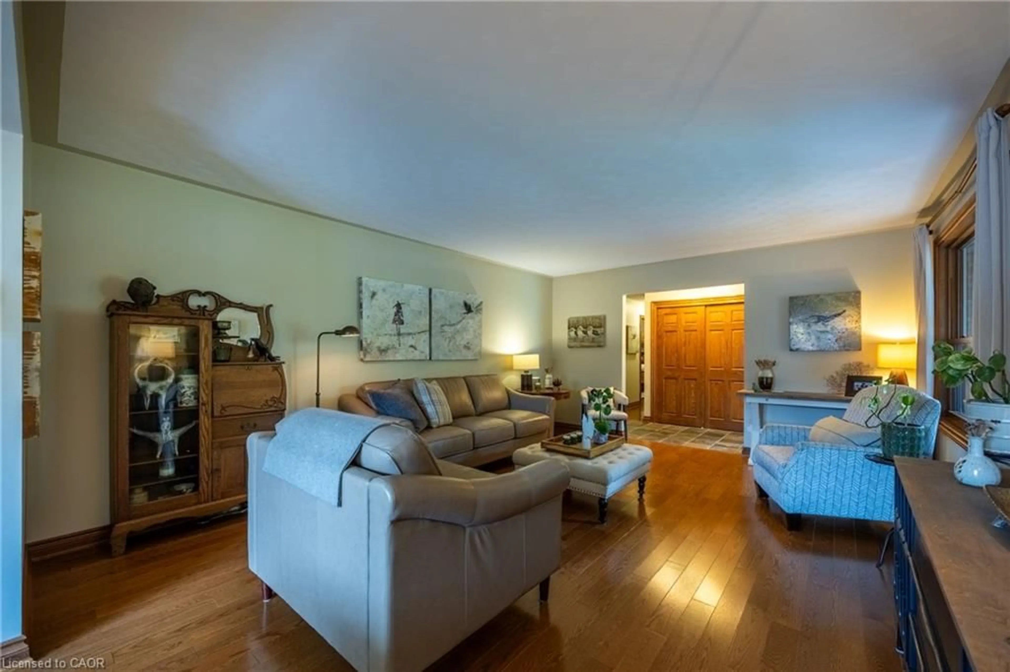Living room with furniture, wood/laminate floor for 9 Sheridan Blvd, Simcoe Ontario N3Y 4W5
