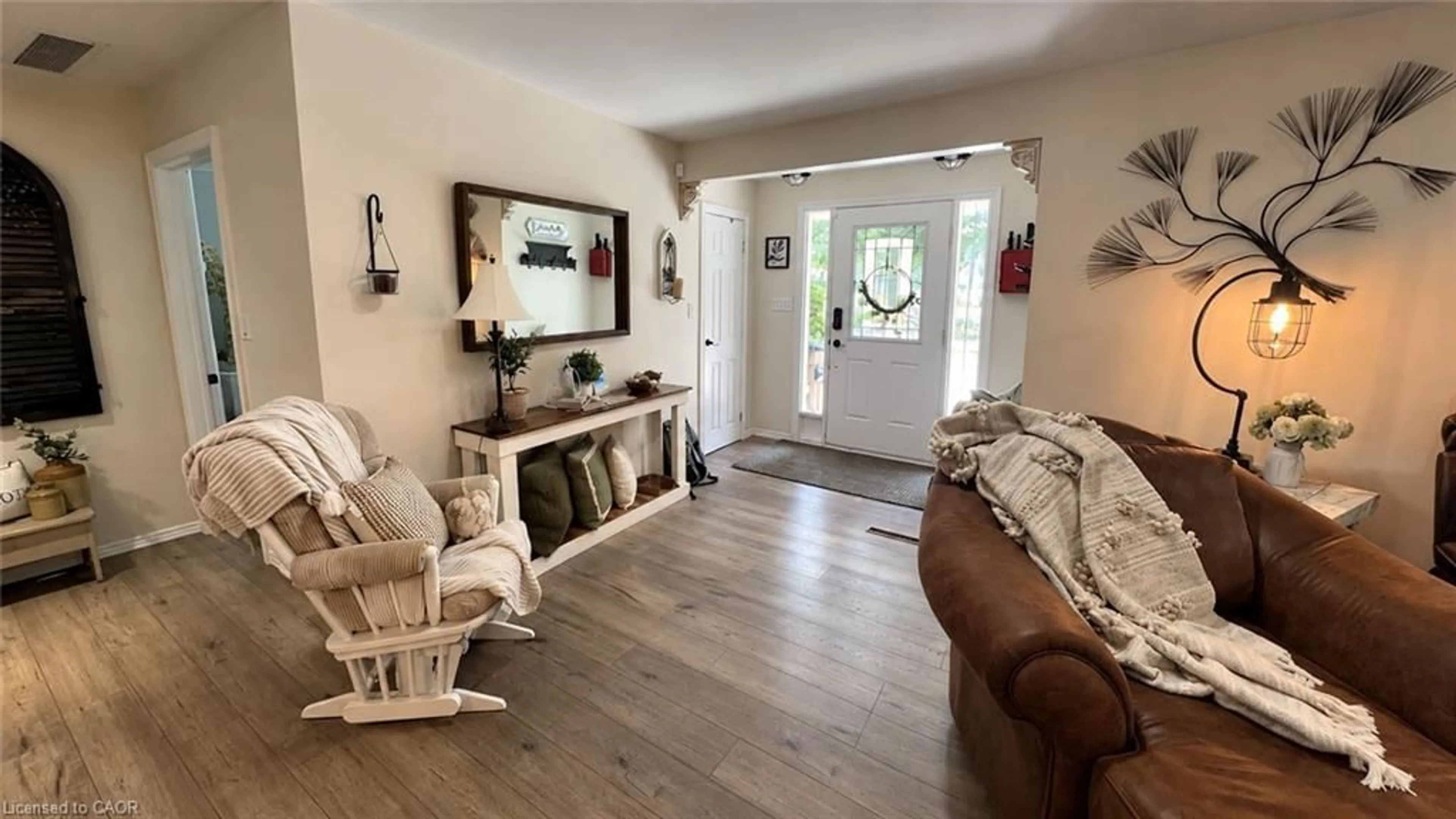 Indoor entryway for 22815 Eastlawn Rd, Chatham Ontario N7M 5J4